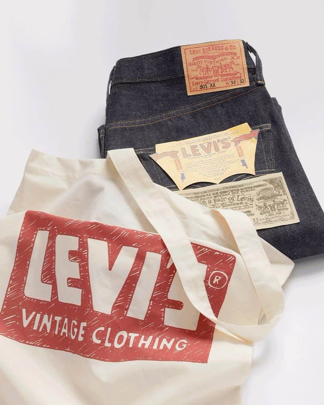 Levi's Japanのインスタグラム：「Limited-edition  1955 Hand-Drawn 501® Jeans 明日発売   長い年月を経て象徴と呼ばれる存在になった501®。 そんな501®の誕生150 年を祝って、アイコニックなそのディテールにちょっと手を加えてみることにしました。 ツーホースプルのパッチ、販売用ラベル、さらにはレッドタブ™まで、1955年の501®が持つあらゆるディテールをすべて手で描いています。どこまでもオリジナルに忠実に。どこまでも緻密に。  フツウじゃない？ちょっとやりすぎ？そうかもしれません。でもひと目で501®だとわかるはず。 ぜひその目で確かめてみてください。   このリミテッドエディションの501®は、コーンミルズ社のホワイトオーク工場で作られた、レッドセルビッジデニムのデッドストックを使っています。  #150YearsOf501​ #LevisVintageClothing」