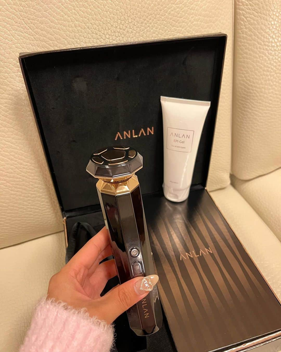 ちゃんしーさんのインスタグラム写真 - (ちゃんしーInstagram)「ANLAN RF温冷美顔器PRO を 紹介するねっ🧏🏼‍♀️💓  今回リフトモードでやったんだけど、 吸い付くような感じでリフトアップもできて きもちよかったぁ♡  ✔︎ 1台9役 13種類効果、５つ美肌モードを備え、年齢肌「シワ、小じわ、ほうれい線、たるみ、うすいシミ、くすみなど」の悩みに対応。  ✔︎ANLANのPRM技術を加え、2MHz高周波RFで肌に温まりの深さUP、均一性UPや効率UP、効果的にエイジングケア。  ✔︎イオンの力でクレンジングや浸透・保湿の効果UP。EMSリフトケア、小顔の効果が見える。  ✔︎より平らなヘッド× 18K純金メッキ、肌との摩擦を軽減し、敏感肌の方でも使いやすい。  🎀 Qoo10メガ割BIGSALE情報🎀  メガ割期間「11月22日-12月3日」で【ANLAN RF温冷美顔器PRO】が35％OFF以上でゲット♡ 専用SHOPクーポン10％OFF あります！ 全店舗の割引が30％OFF以上！！ . . . #PR  #Qoo10  #メガ割  #Qoo10メガ割 #ANLAN  #アンラン #RF温冷美顔器PRO #RF温冷美顔器  #温冷美顔器 #RF美顔器 #家庭用美顔器 #美顔器 #EMS美顔器  #イオン美顔器 #エイジングケア #シワ #たるみ #くすみケア #スキンケア #毛穴ケア」11月29日 18時22分 - hime___golf