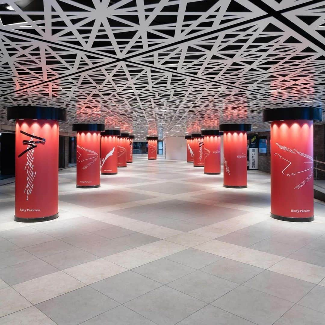 蓮沼執太のインスタグラム：「🟥🚉🟥  #Repost @ginzasonypark ・・・ 【銀座駅地下コンコースの赤い柱 / Red spreads in the Ginza underground station】  銀座駅の地下コンコースを歩いていると一際目立つ赤い柱。 Sony Park Miniで開催している「unpeople」（unに×印）へは、これを目印にお越しください。  赤い柱に描かれた「unpeople」の「un」に実際にテープを貼ってタイトルを仕上げたのは蓮沼執太さんとグラフィックデザインを担当された田中せりさん。 ひとつひとつの柱も辿ってみてください。  The title on the pillars were arranged by the artist, Shuta Hasunuma and Seri Tanaka, who did the graphic design for this program. They actually put tape on the "un" of "unpeople" parts on these red pillars.  @shuta_hasunuma #蓮沼執太 #ShutaHasunuma #people_ShutaHasunuma #パークローゼット #ParCloset #unpeople #アンピープル  #銀座ギャラリー #銀座アート巡り #SonyParkMini #SonyPark #Ginza #ginzasonyparkproject」