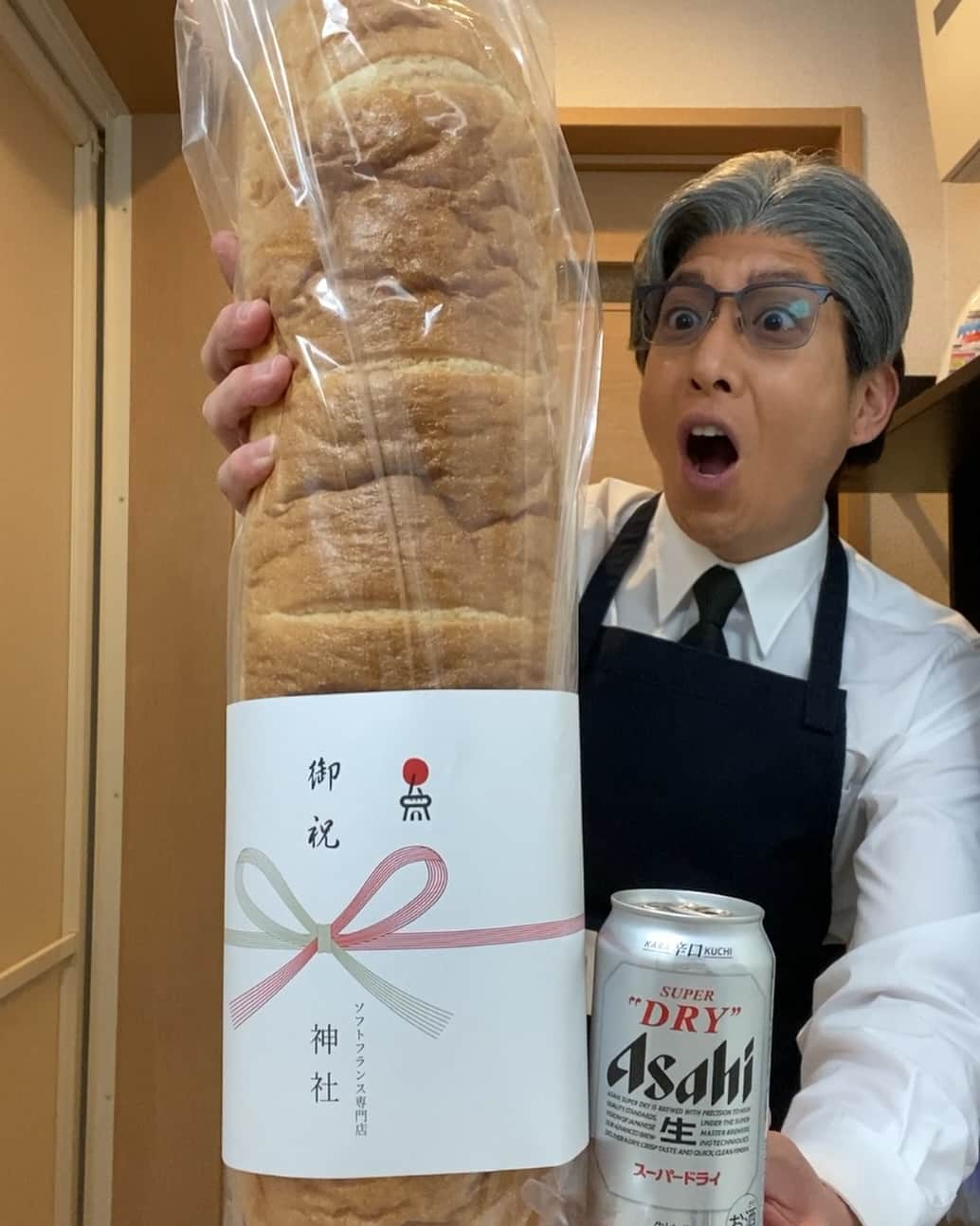 元木敦士のインスタグラム：「大阪で買った『フランスパン神社』❗️ （インパクトありすぎでしょ😂） 前にお土産で貰ったんで料理素材に買ってきました（笑）  今日もお疲れちゃーん⭐︎😋😋  #フランスパン神社 #大阪名物」