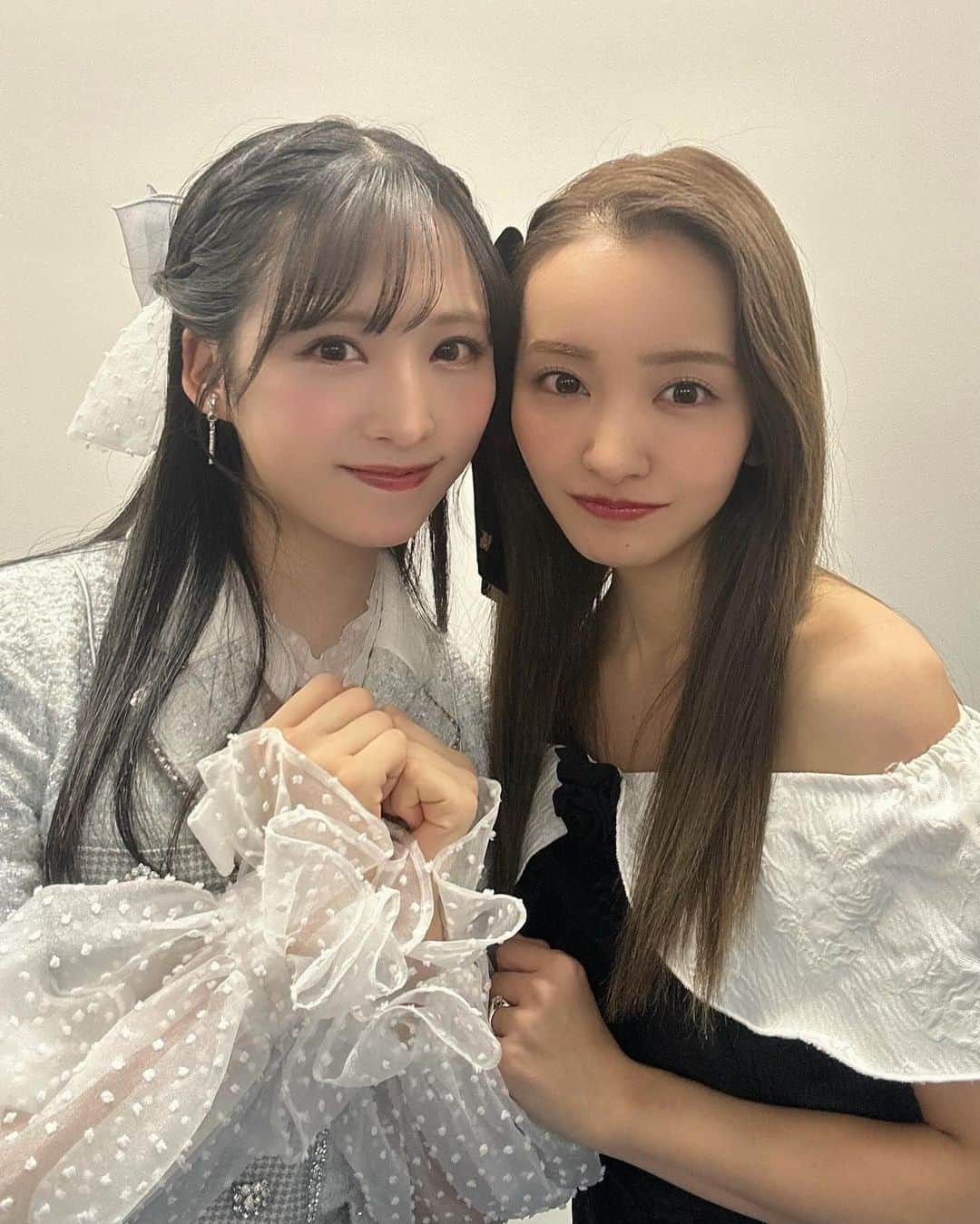 板野友美さんのインスタグラム写真 - (板野友美Instagram)「ゆきりん卒業おめでとう🎓💕 そして、お疲れ様！！！  私よりも10年長く…本当に尊敬👏🏻✨🤍 そして、改めてアイドルって素敵だなーと今更ながら感じます。 ゆきりんと実は同い年で、生まれた月も同じ、当時から意外と話したり😌  私はゆきりんの事すきなんです🫶🏻 そして今回、実はゆきりんが番組のゲストに私を指名してくれたみたい😭💕 これから卒業してアイドルじゃないゆきりんを見るのが楽しみだなー🪽  プライベートでも大人の女性同士、色々語ってみたいっ。  2枚目は現役AKBのみんなと✨ ダンスがキレキレで感動しました。若いってキラキラで素晴らしい！！！ みんな、私のこと知ってるのかな？🙄  ゆいゆいとは、LINEもする仲なのです⭐️ ゆいゆいってなんか守りたくなるよね。 本当に可愛いコ。  #tops @dreamsisterjane  #hairaccessory  @the_hair_bar_tokyo   #AKB48 #ゆきりん #ともちん」11月29日 18時23分 - tomo.i_0703