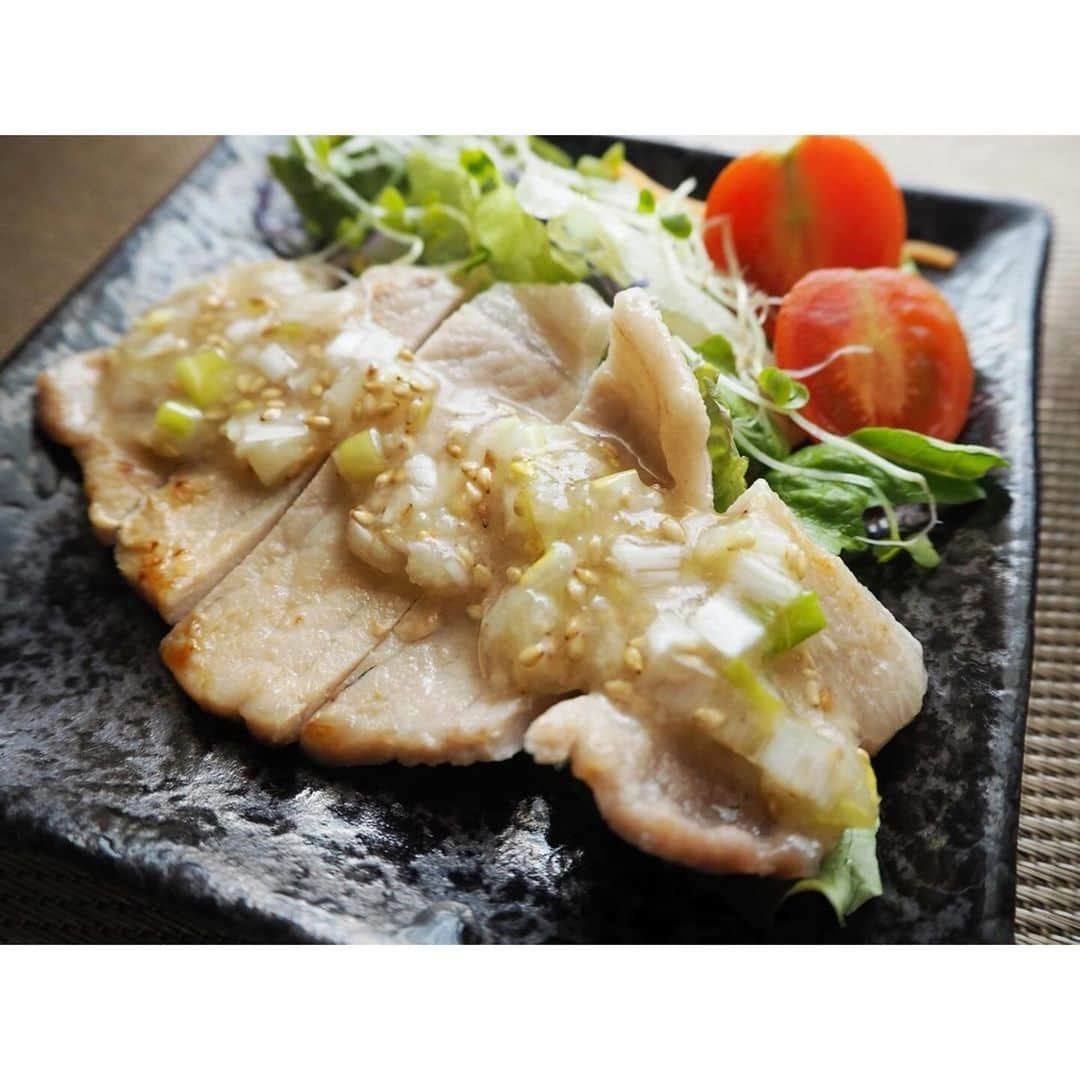 高木沙織のインスタグラム：「🍚 * 発酵調味料 「ねぎ入り塩麹だれ」 * ＜材料３～４人分＞ ・塩麹 大さじ２ ・長ねぎ 1/3本→みじん切り ・三温糖小さじ２ ・ごま油 大さじ２ ・白いりごま 大さじ１ ・黒こしょう 少々 * 混ぜるだけで完成^ ^ * 私は蒸し焼きしたお肉や 鍋のつけだれにするのが 好きなんだけど 編集担当の方が 野菜スティックにも、と おっしゃってから まんまとハマりました♡ * 寒い季節は 発酵が進むのに時間がかかるから 塩麹もしょうゆ麹も 切らさないように大量に作ります。 * 『FYTTE』 https://fytte.jp/news/diet/198006/ * * #発酵調味料 #発酵食品 #発酵食品ソムリエ #塩麹 #腸活 #免疫力アップ #体調管理 #レシピ #フィッテ #執筆 #監修 #food #foodstagram」