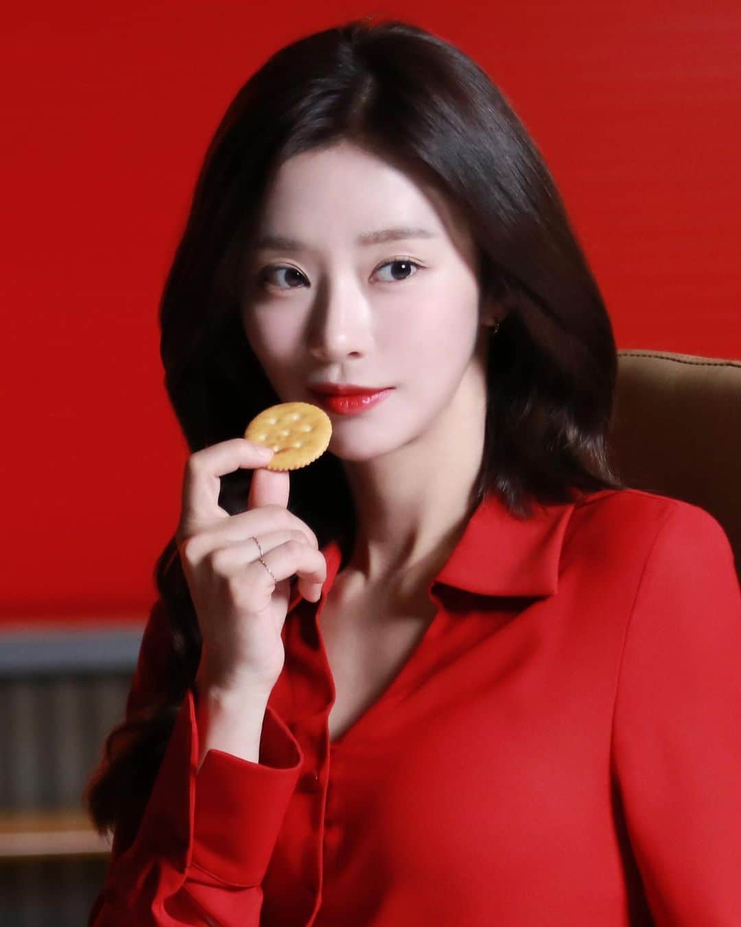 イ・ジュビンのインスタグラム：「크래커는 리츠다❤️ #리츠 #리츠크래커 바삭바삭👻」