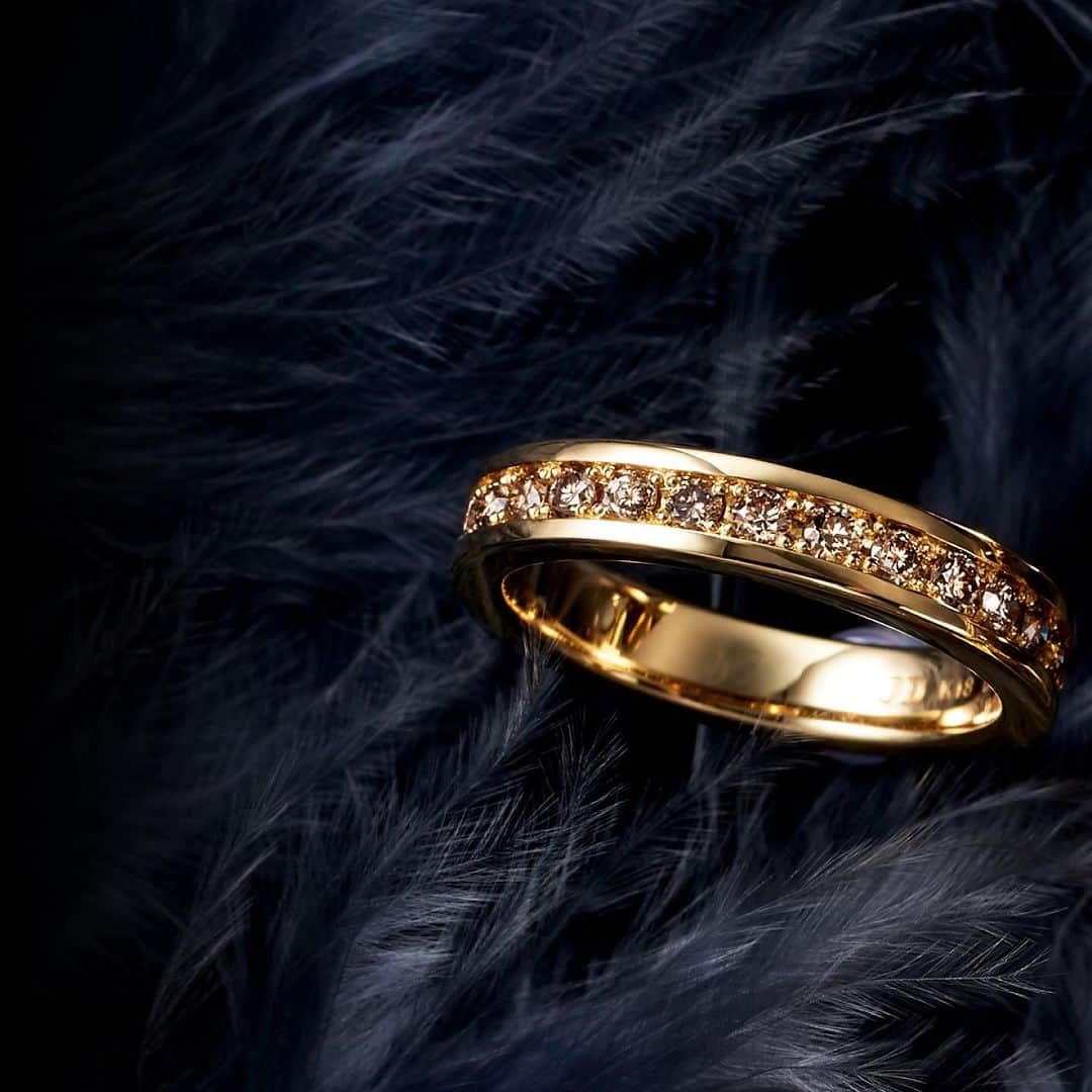 ジャスティンデイビスさんのインスタグラム写真 - (ジャスティンデイビスInstagram)「LUXURY COLLECTION Fine jewelry by JUSTIN DAVIS  ジャスティン デイビスからホリデーシーズンを華やかに彩るゴールドリングが登場。  K18と天然石による輝きが手元を上品に煌めかせます。アイコンのクラウン、シールド、クロスのモチーフにジーザスが新たに加わりよりいっそう神聖なムードに。  2023年12月2日(土)より全国のジャスティン デイビス直営店、公式オンラインストアにて販売開始いたします。詳しくはJUSTIN DAVIS直営店までお問い合わせください。  #justindavis  #finejewelry  #holidaycollection」11月29日 18時33分 - justindavis_jewels