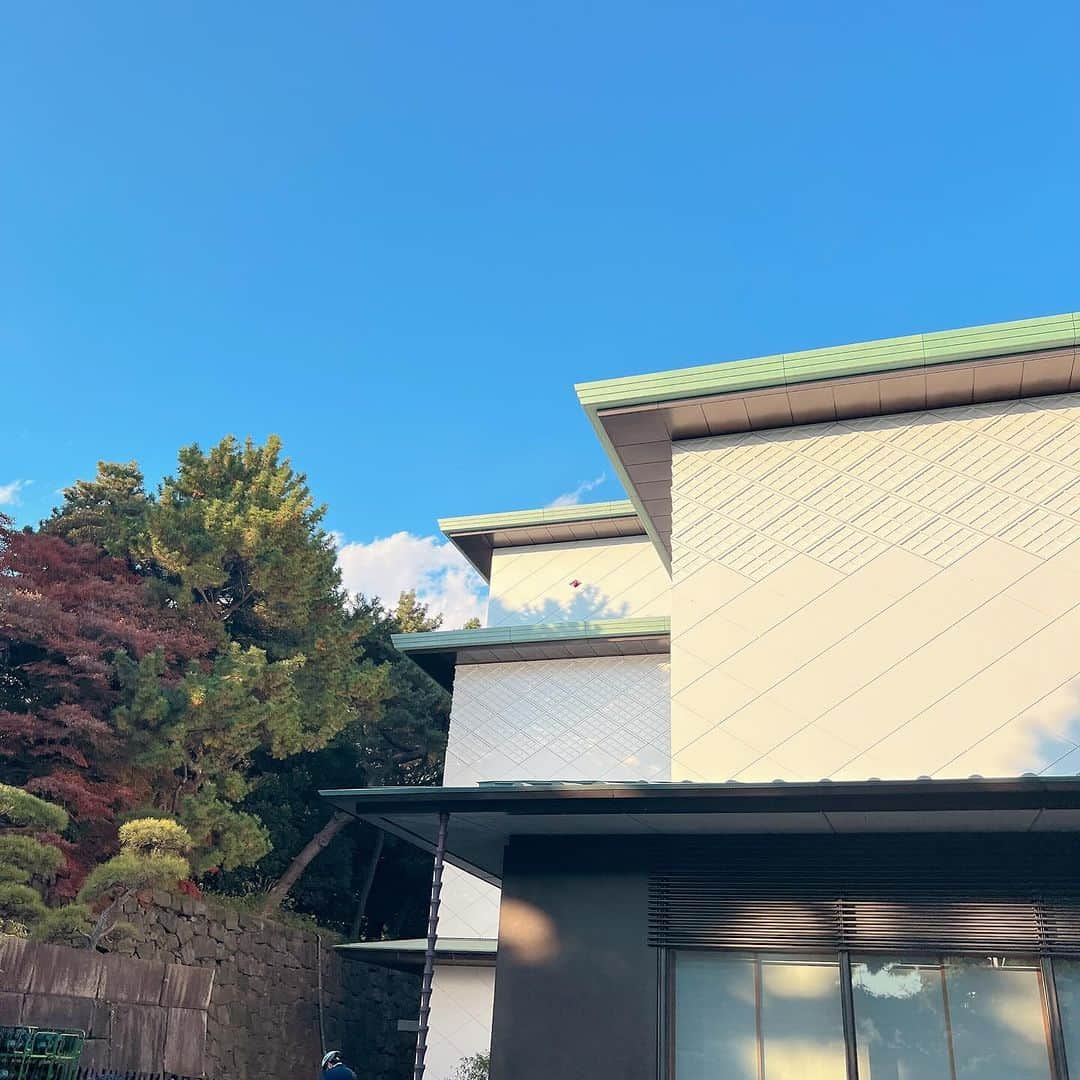 松尾たいこさんのインスタグラム写真 - (松尾たいこInstagram)「《皇居の中の美術館》11/3に開館した三の丸尚蔵館に行ってきました。  あらかじめ時間指定のチケットをネット予約してきたのに、かなりの行列。  展示品は期ごとに変わるらしく、展示室は2部屋だけで「え、これだけ？」と少し拍子抜けでしたが、伊藤若冲の動植綵絵が観れました😆  お天気もよく暖かかったので、そのまま皇居内をお散歩。  東京のど真ん中にこれだけの美しい場所があることに感激。 石塀がかっこいい。  そのまま、美味しい焼き鳥を食べ、銀座のバーで飲んで、今宵も楽しかったです。  #myartlife #liveintokyo #yoyogiuehara #lovefashion #japaneseartist #ファッション大好き #今日のファッションコーデ #1年間洋服を買わないチャレンジ #おしゃれは元気の源」11月29日 18時26分 - taikomatsuo