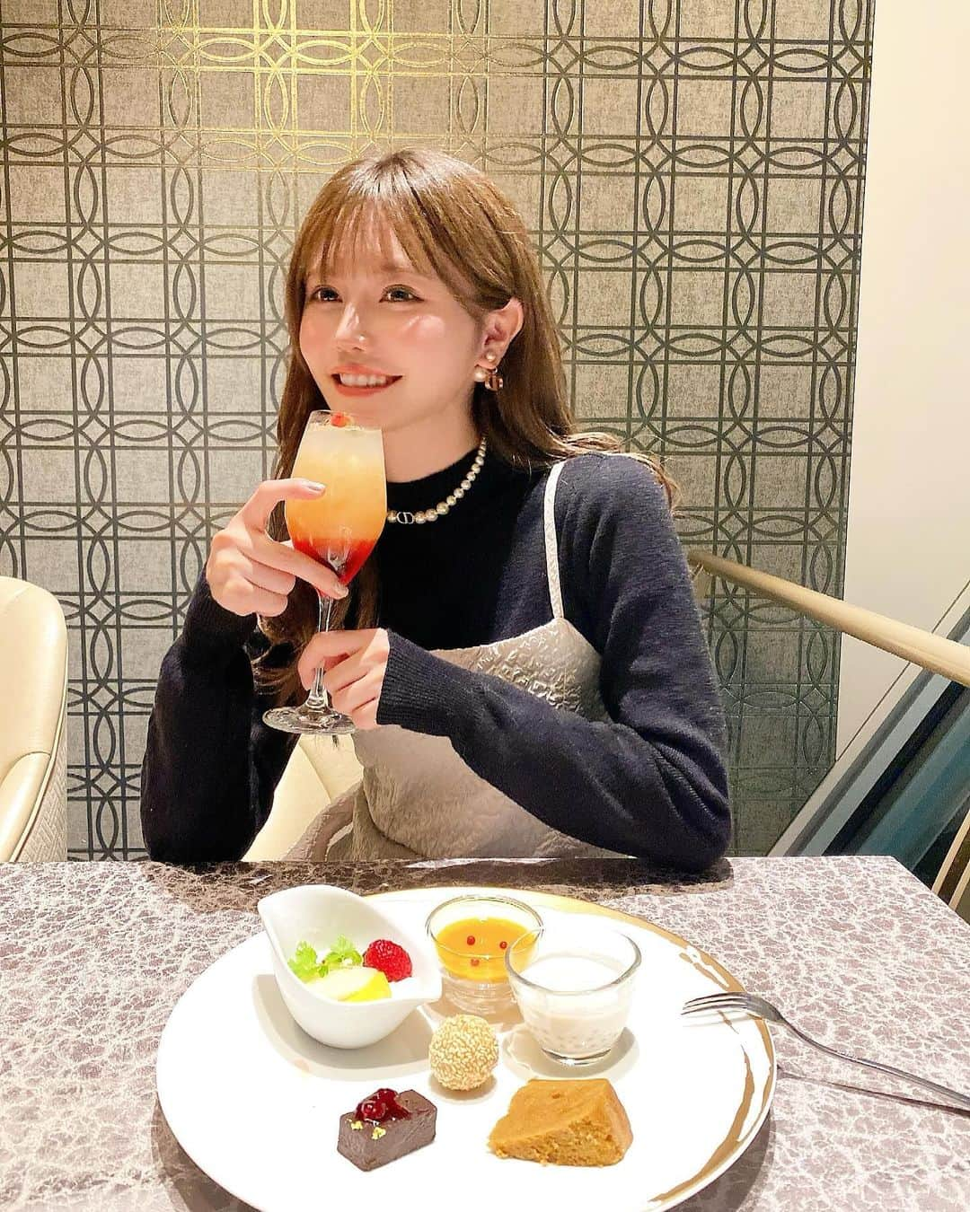 込山榛香さんのインスタグラム写真 - (込山榛香Instagram)「美味しい中華食べました🥟 ⁡ ⁡ ⁡ どの料理も美味し過ぎて感動でした✨ ⁡ 美味しいご飯屋さんにある甘いお酒が好きです🍹 ⁡ ⁡ ⁡ ⁡ #横浜ホテル #横浜ベイコート倶楽部 #中華 #横浜グルメ #眺遊楼 #横浜 #中華コース #みなとみらい」11月29日 18時26分 - komiharu_official