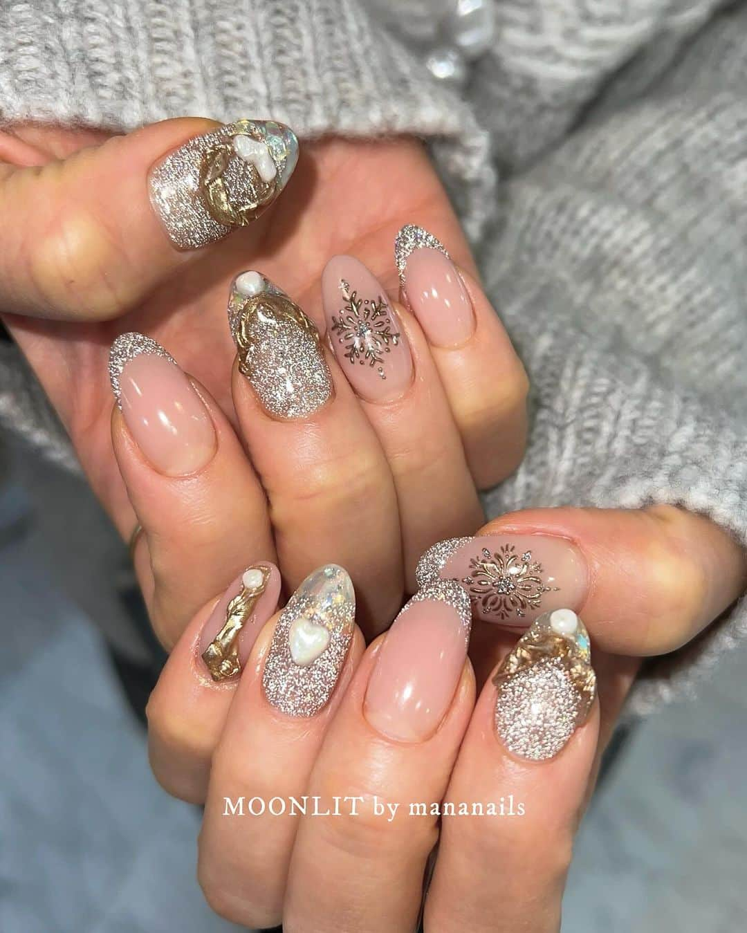 mananailsさんのインスタグラム写真 - (mananailsInstagram)「今年もChristmas Designは大人気🎄❤️ デザイン迷ってる方は参考にしてくださいね😉  10枚目は @moonlit_airi デザイン💅🏼💕  ㅤ #クリスマス #クリスマスネイル #クリスマスネイルデザイン  #christmasnails #holidaynails #flashnails  #mananails #moonlitbymananails #nail #nailart  #ネイル #ネイルアート #手描きネイル  #表参道ネイルサロン #青山ネイルサロン」11月29日 18時27分 - mananails