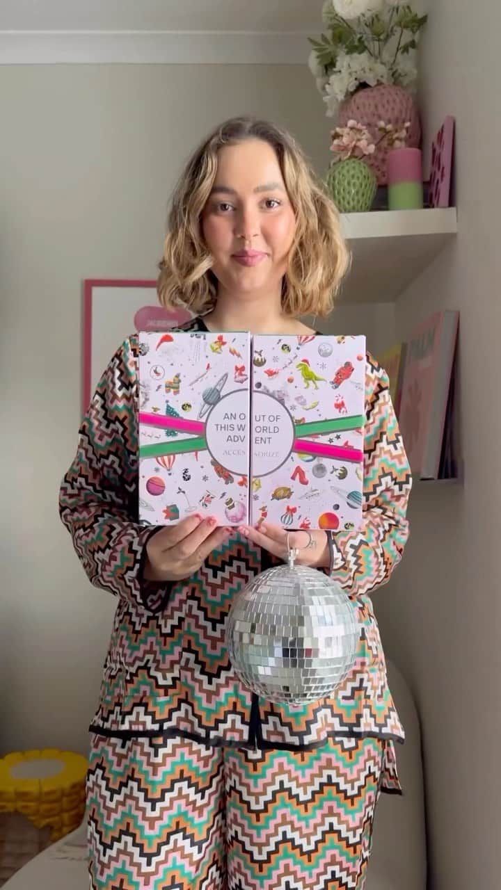 アクセサライズのインスタグラム：「Are you Advent Calendar ready? With 27 days to go until Christmas day, here are a handful of ways to dress our advent calendar jewellery with big impact. ⁠ ⁠ Courtesy of @styled.daisy.」