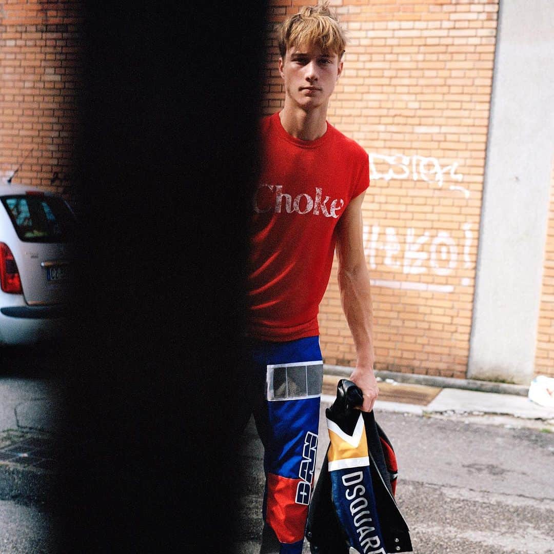 ディースクエアードのインスタグラム：「The chokehold this t-shirt still has us in... 🤌🏽 @lofficielhommesitalia  Editor in chief @giampietrobaudo Fashion Director @therealgiuliomartinelli Photography @filippotarentini Styling @janoumonteagud Grooming @gab_marozzi Production @rrrrrait Model @kepler23000 @dmanagementgroup  #D2EDITORIALS #DSQUARED2」