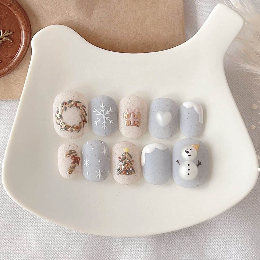 minneさんのインスタグラム写真 - (minneInstagram)「指先を可愛く彩るクリスマスネイル  パールの雪だるま、ミラーリース、クリスマスツリー、プレゼント、ステッキなど、クリスマスをいっぱいに詰め込んだネイルチップ。 やさしい色使いと大人かわいいデザインが、さりげなくクリスマス気分を盛り上げてくれそうです◎  季節に合わせたネイルを取り入れて、冬のファッションを格上げしてみませんか？  ▶️詳細は @minne_official のプロフィールリンクから  ＊ーーーーー  🏠mjukさん（ @mjuk_nailtip ） 「ネイリストが作るふんわりデザインのネイルチップ。アクセサリー感覚でつけてお楽しみください。」 https://minne.com/mt-nail  ＊ーーーーー  🔍雪だるまとリース https://minne.com/items/34555070  #ネイル #nail #ネイルチップ #クリスマス #雪だるま #クリスマスリース #クリスマスプレゼント #fashion #おしゃれ #クリスマスネイル」11月29日 18時30分 - minne_official