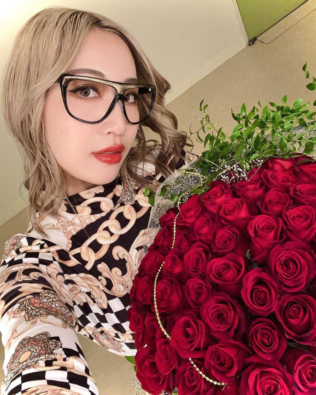 五条院凌さんのインスタグラム写真 - (五条院凌Instagram)「お🌹と共にお美しく咲く、わたくし🔱  わたくしのお魂はこのお🌹のように深紅であったと、改めて気付かされました、おメルシー🌹  #なんておファビュラスなお🌹なのでしょう #まるでお🌹のおドレスを着ているかのようになりました #お🌹はわたくしの癒し #そして情熱的な気持ちを掻き立ててくれるのです #あぁおファビュラス #sofabuloustour お #兵庫公演」11月29日 18時30分 - gojoinryo