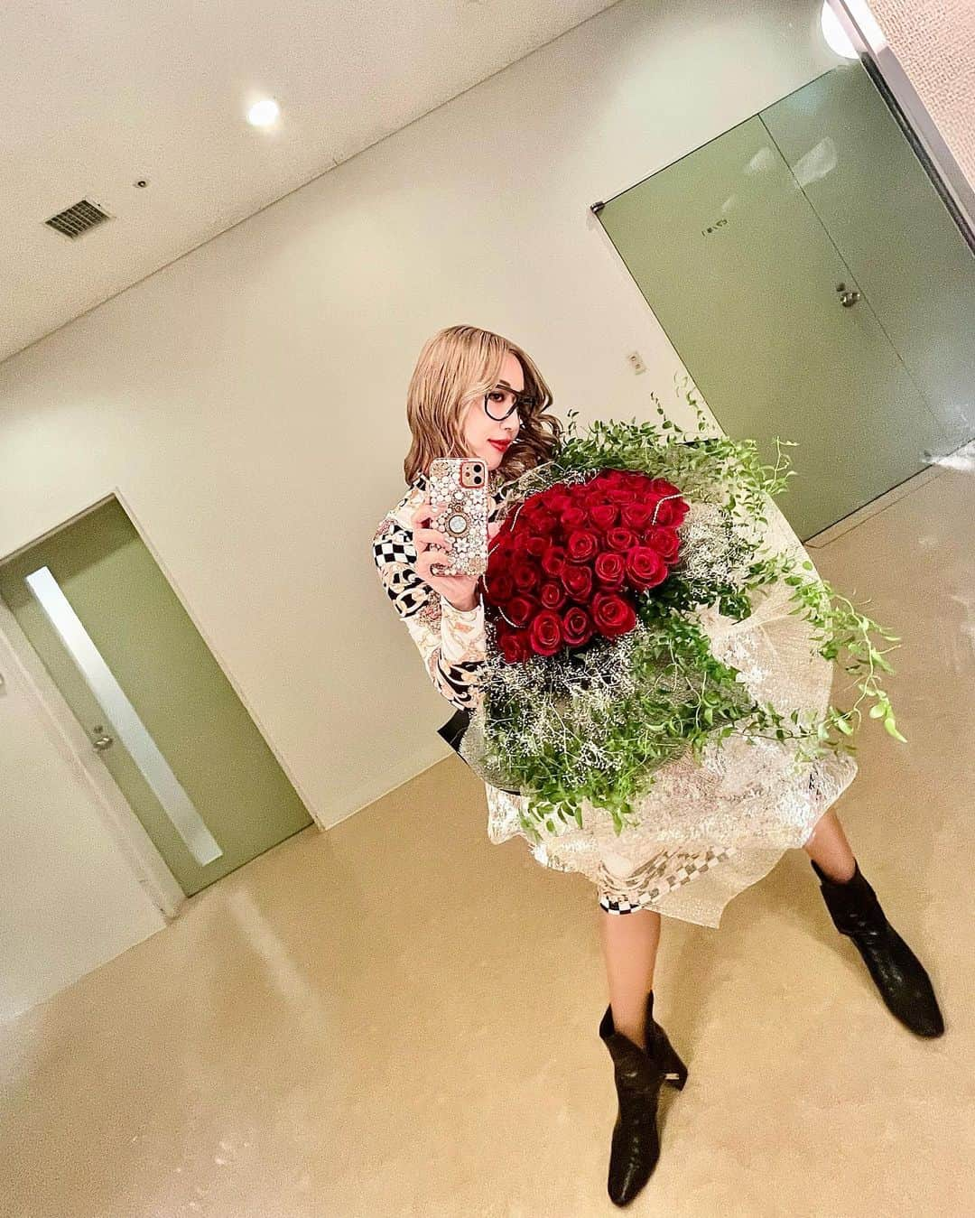 五条院凌さんのインスタグラム写真 - (五条院凌Instagram)「お🌹と共にお美しく咲く、わたくし🔱  わたくしのお魂はこのお🌹のように深紅であったと、改めて気付かされました、おメルシー🌹  #なんておファビュラスなお🌹なのでしょう #まるでお🌹のおドレスを着ているかのようになりました #お🌹はわたくしの癒し #そして情熱的な気持ちを掻き立ててくれるのです #あぁおファビュラス #sofabuloustour お #兵庫公演」11月29日 18時30分 - gojoinryo