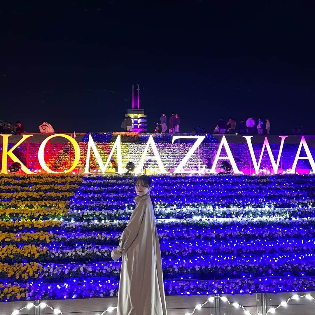 紺野彩夏のインスタグラム：「駒沢オリンピック公園の「花と光のムーブメント」に行ってきました☺︎   わたしは夜のライトアップを楽しんできたけど、お昼もすごく綺麗みたい！  ライトアップの時間は、17:30～21:00です！   12/10まで開催されているので、ぜひ行ってみてね〜🙆‍♀️   #PR  #花と光のムーブメント  #駒沢オリンピック公園 #パンジー  #ライトアップ #フォトスポット #紅葉 #ランニング」