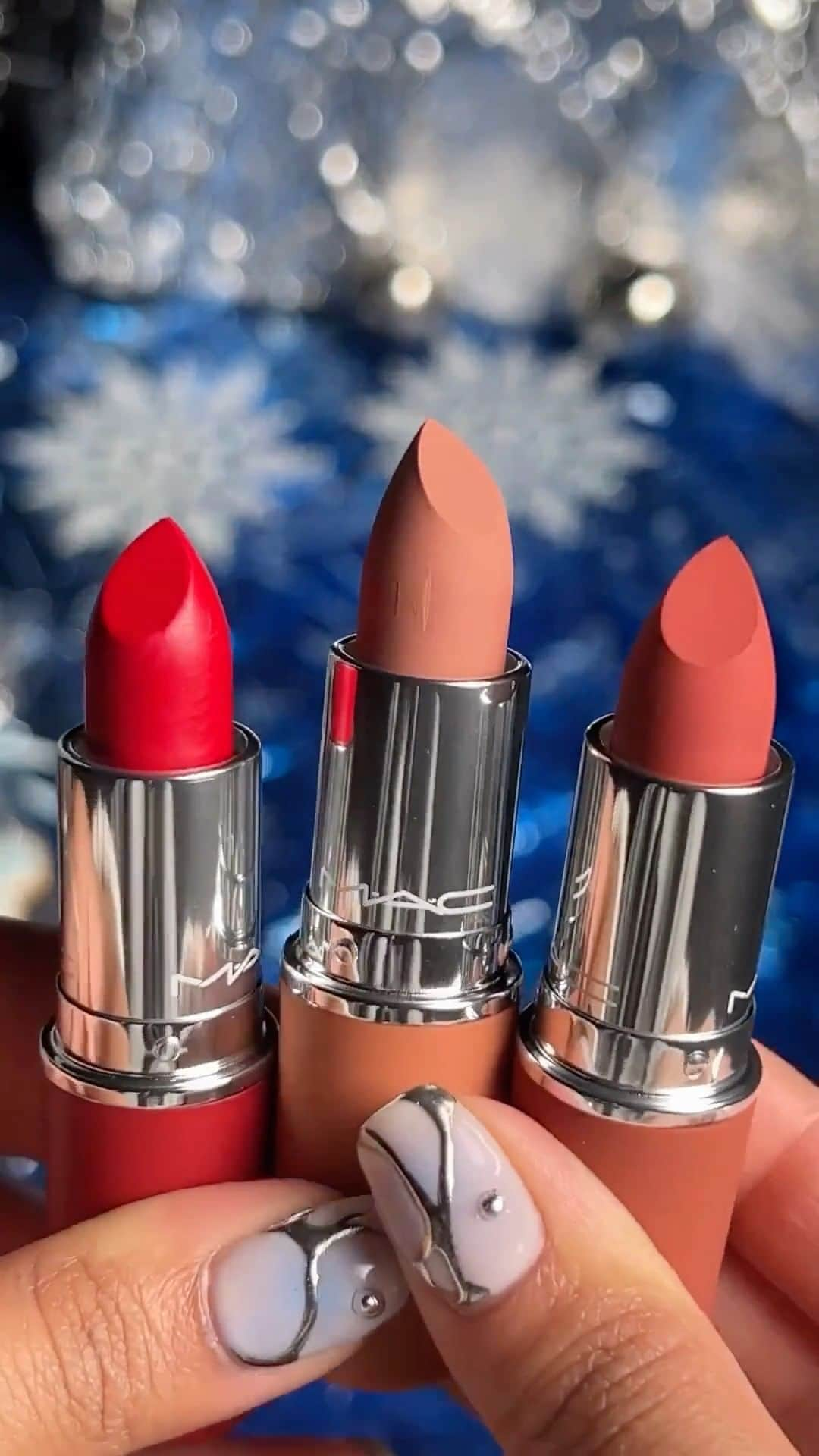 M•A•C Cosmetics Franceのインスタグラム：「Le trio de 💄 parfait pour TOUTES les wishlists existe.   Ce coffret exclusif se compose de nos 3 teintes bestsellers :  💋 Du rouge avec le Retro Matte - Ruby Woo. 💋 Du beige nude avec le Powder Kiss - Teddy 2.0  💋 Du rose avec le Powder Kiss - Stay Curious.  Commentez avec un 💄 si ce coffret est fait pour vous.  #MacCosmetics #MacLovesLips #MacHoliday #Holiday #IdéesCadeaux」