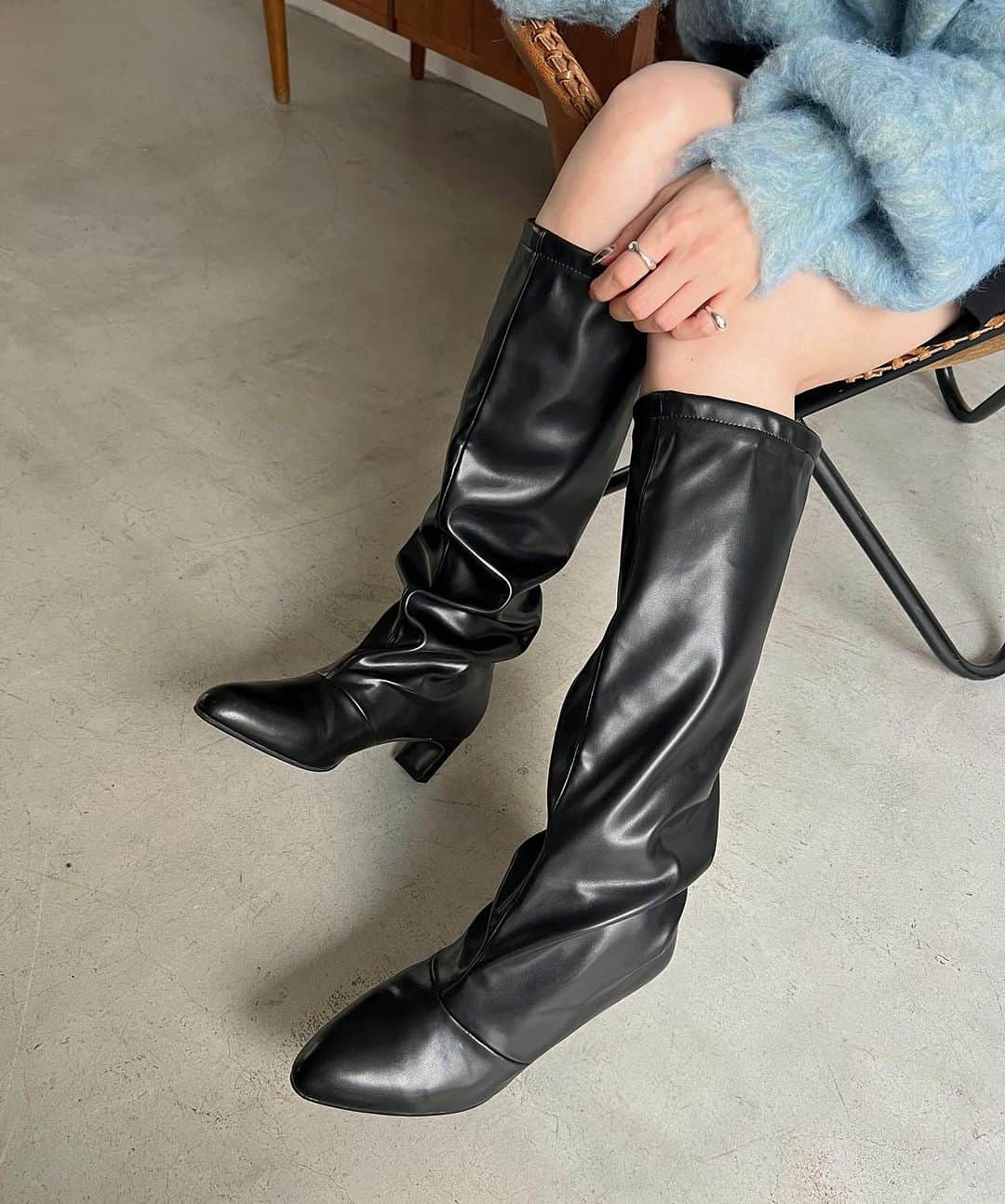 CAPRICIEUX LE'MAGEのインスタグラム：「【recommend】 ⁡ ⁡ ⁡ ⁡ ⁡ ⁡ ☑︎ドロストロングブーツ beige / black ⁡ ⁡ ⁡   履き口にドロストパーツがついた トレンドライクなロングブーツ ⁡ ポインテッドトゥが女性らしい印象に♡ ⁡ 生地は柔らかく ニュアンス感漂うシワの表情もポイント！ ⁡ ⁡ ⁡ ⁡ ⁡ ⁡ ⁡ ⁡ #capricieuxlemage#カプリシュレマージュ#大人カジュアル#ootd#置き画#シンプルコーデ#きれいめコーデ#きれいめカジュアル#低身長コーデ#高身長コーデ#シンプルコーデ#淡色#ベージュコーデ#淡色コーデ#淡色女子#大人カジュアル#カジュアルコーデ#ロングブーツ #ドロスト」