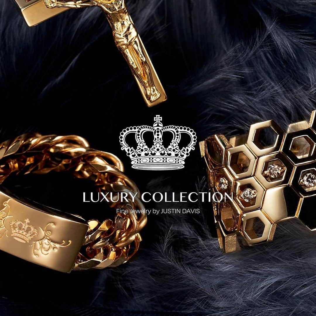 ジャスティンデイビスのインスタグラム：「LUXURY COLLECTION Fine jewelry by JUSTIN DAVIS  ジャスティン デイビスからホリデーシーズンを華やかに彩るゴールドリングが登場。  K18と天然石による輝きが手元を上品に煌めかせます。アイコンのクラウン、シールド、クロスのモチーフにジーザスが新たに加わりよりいっそう神聖なムードに。  2023年12月2日(土)より全国のジャスティン デイビス直営店、公式オンラインストアにて販売開始いたします。詳しくはJUSTIN DAVIS直営店までお問い合わせください。  #justindavis  #finejewelry  #holidaycollection」