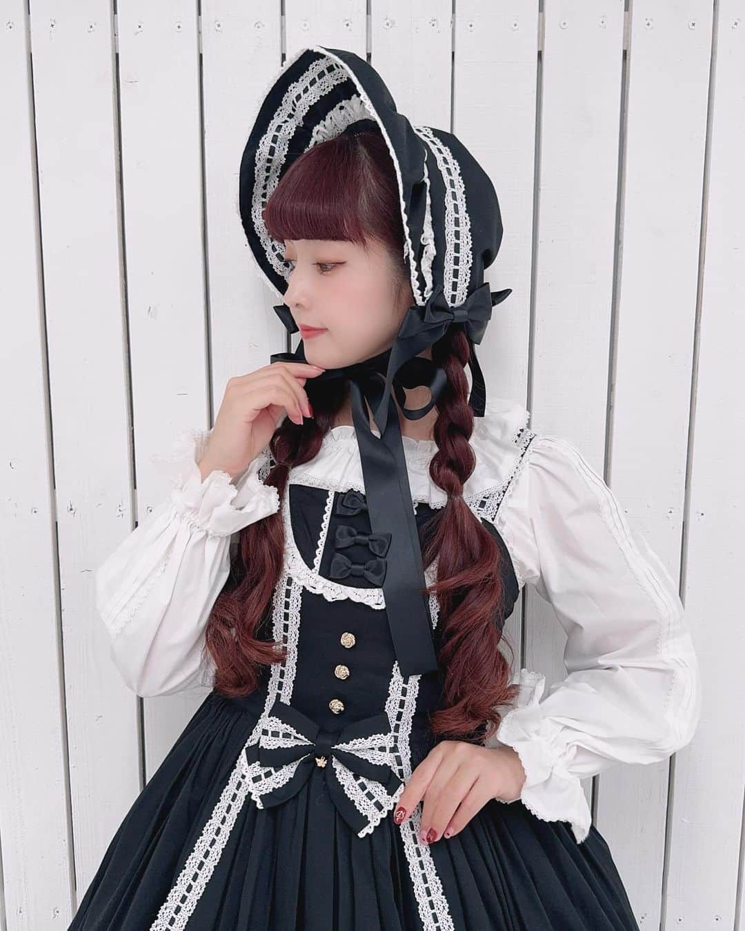 青木美沙子のインスタグラム：「ボンネットは無敵です♪ @metamorphosetempsdefille」
