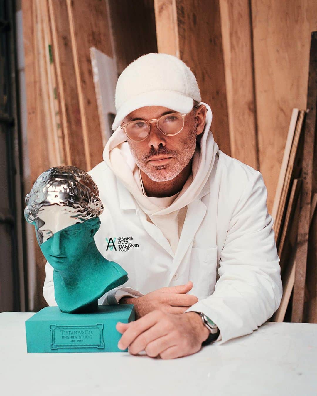 ティファニーのインスタグラム：「"The Amalgamated Bust of Venus of Arles brings together multiple Tiffany elements to tell a cohesive story about heritage, craftsmanship and savoir faire—all of which are very much part of Tiffany's identity," says artist @danielarsham of our latest Tiffany T1 x Arsham collaboration. Link in bio. #DanielArsham #TiffanyAndCo」