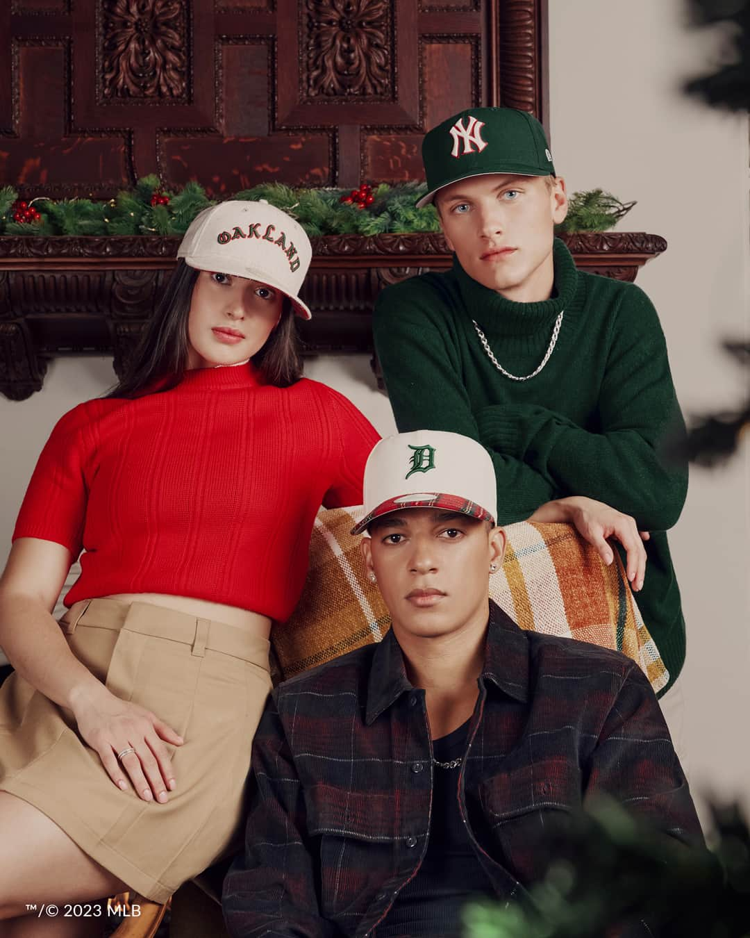 ニューエラ・キャップのインスタグラム：「Meet the first collection from this year’s Holiday Drop. Seasonal colors, wool fabrication, and plaid accents make Snowy Season Pack your go-to for holiday headwear.  Receive a free Gold Ornament on orders of $100 or more.」