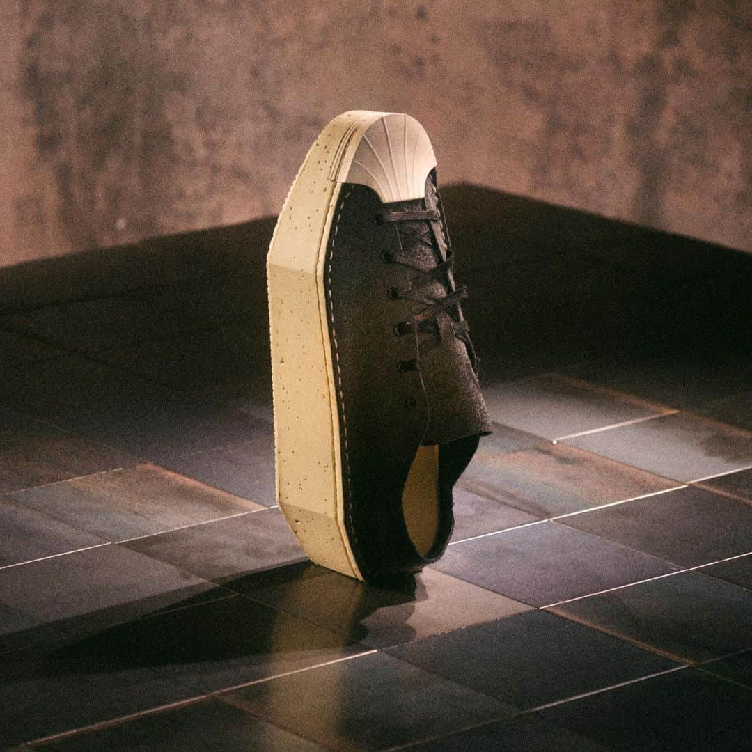 ワイスリーさんのインスタグラム写真 - (ワイスリーInstagram)「Y-3 KYASU.​  Crafted with precision to stand vertically from the heel, the KYASU's minimal construction forms a stark silhouette.​  Shop now at adidas.com/y-3, in-store and through select retailers.  #adidas #Y3 #YohjiYamamoto​」11月30日 0時02分 - adidasy3