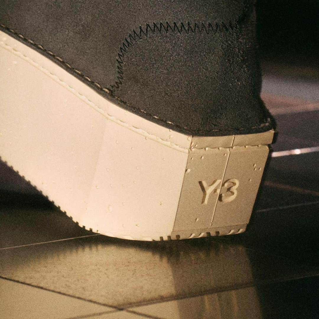 ワイスリーさんのインスタグラム写真 - (ワイスリーInstagram)「Y-3 KYASU.​  Crafted with precision to stand vertically from the heel, the KYASU's minimal construction forms a stark silhouette.​  Shop now at adidas.com/y-3, in-store and through select retailers.  #adidas #Y3 #YohjiYamamoto​」11月30日 0時02分 - adidasy3