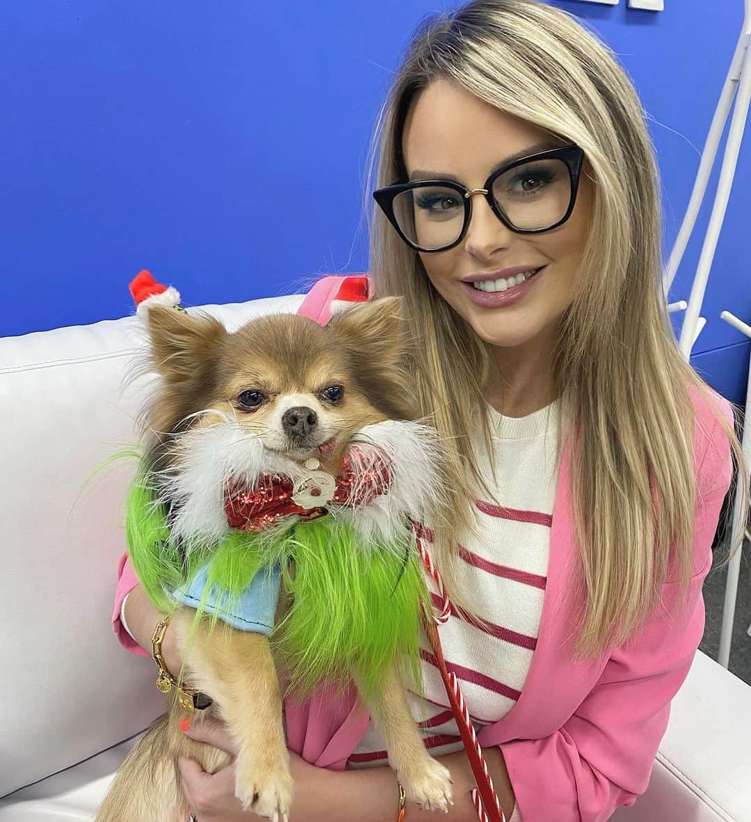 リアン・スグデンのインスタグラム：「Highlight of my day! Getting caught up in a chihuahua beauty pageant on @packedlunchc4 🎄🐾  Thanks for having me. (No, I wasn’t part of the parade, upsettingly) 😏 x」