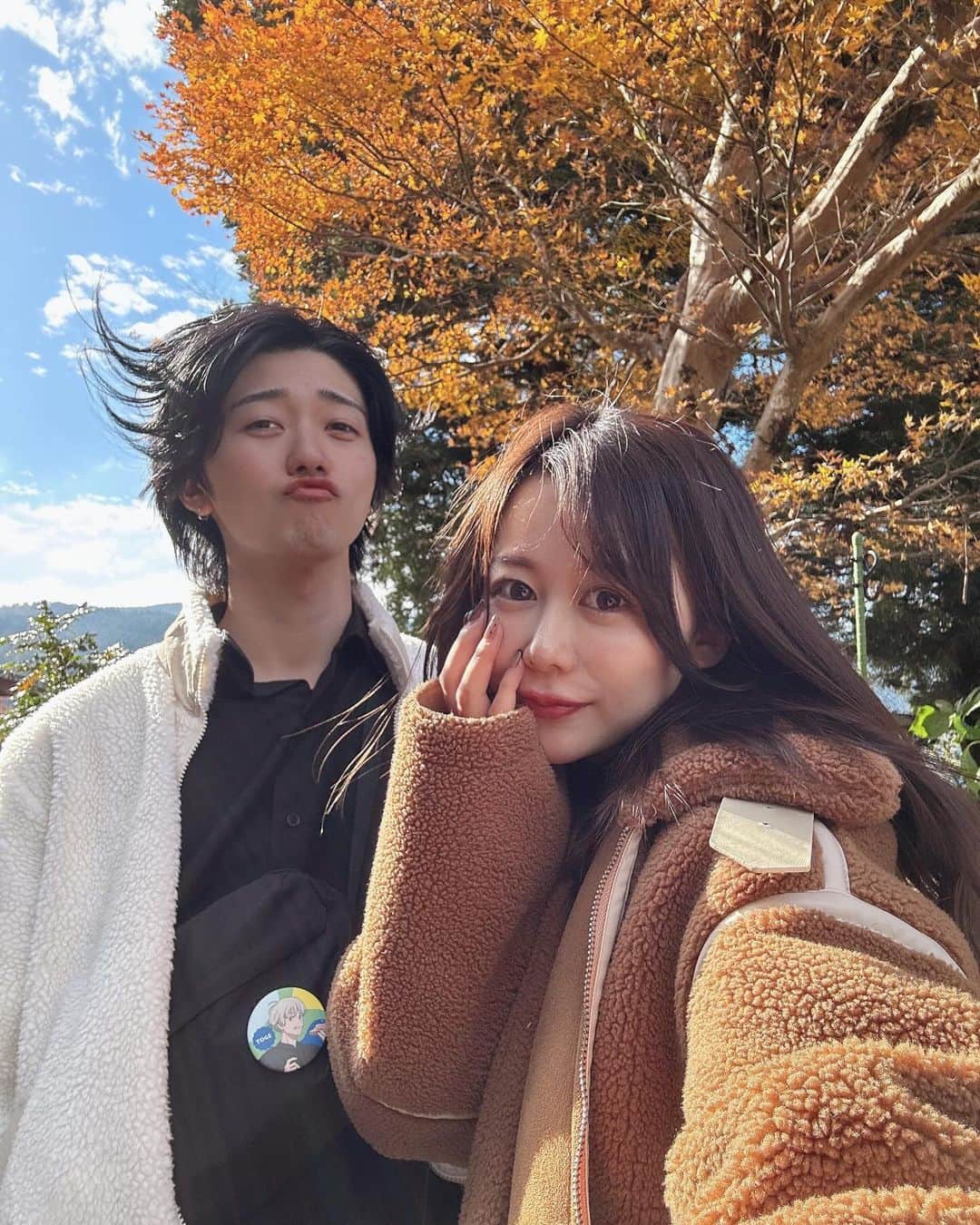 かめだなつみさんのインスタグラム写真 - (かめだなつみInstagram)「紅葉🍁  ワンズ🐕をかずさの実家にお預かりしてもらって、久々にふたりで遠出のおデート🚗 のはずが...箱根まで4時間半もかかり、団子🍡をたべて散歩をしただけで終わりました🐒爆笑 帰りも大渋滞🚗🚗🚗やっぱ祝日はだめね〜🫠🫠🫠  ちなみに箱根はそんなに紅葉🍁いっぱい無かったww 次はちゃんと計画して泊まりとかで温泉♨️入りたいね🥺 . . . . . . #箱根 #箱根グルメ #芦ノ湖 #紅葉 #デート #ドライブ #甘味 #団子 #date #wedding #followme #f4follow  #ootd #instagood  #커플티 #남친룩 #팔로우 #선팔하면맞팔 #좋아요반사 #셀카 #좋아요 #맞팔 #fff #l4like #photooftheday  #love #selfie  #couplegoals #drive #trip」11月29日 18時36分 - kamenatsu0614