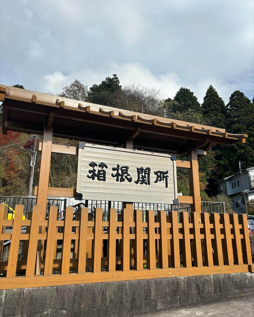 かめだなつみさんのインスタグラム写真 - (かめだなつみInstagram)「紅葉🍁  ワンズ🐕をかずさの実家にお預かりしてもらって、久々にふたりで遠出のおデート🚗 のはずが...箱根まで4時間半もかかり、団子🍡をたべて散歩をしただけで終わりました🐒爆笑 帰りも大渋滞🚗🚗🚗やっぱ祝日はだめね〜🫠🫠🫠  ちなみに箱根はそんなに紅葉🍁いっぱい無かったww 次はちゃんと計画して泊まりとかで温泉♨️入りたいね🥺 . . . . . . #箱根 #箱根グルメ #芦ノ湖 #紅葉 #デート #ドライブ #甘味 #団子 #date #wedding #followme #f4follow  #ootd #instagood  #커플티 #남친룩 #팔로우 #선팔하면맞팔 #좋아요반사 #셀카 #좋아요 #맞팔 #fff #l4like #photooftheday  #love #selfie  #couplegoals #drive #trip」11月29日 18時36分 - kamenatsu0614
