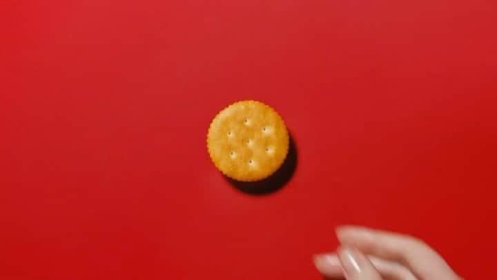 イ・ジュビンのインスタグラム：「리츠 크래커 한정판 스노우가 출시되었습니다❄️🫶🏻 무슨 크래커가 이렇게 예쁘냐구우❤️#크래커는리츠다 #RITZ」