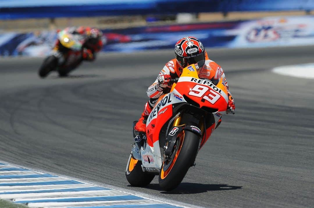 レプソル・ホンダさんのインスタグラム写真 - (レプソル・ホンダInstagram)「Win 03 🏆  That move tho 😱 @marcmarquez93 repeated a bit of history to win his first race in Laguna Seca, leading a Honda 1 - 2 with @stefanbradl6 following him home in second. The smile said it all 😃  #LookingBackOnMM93 🐜」11月29日 18時38分 - hrc_motogp