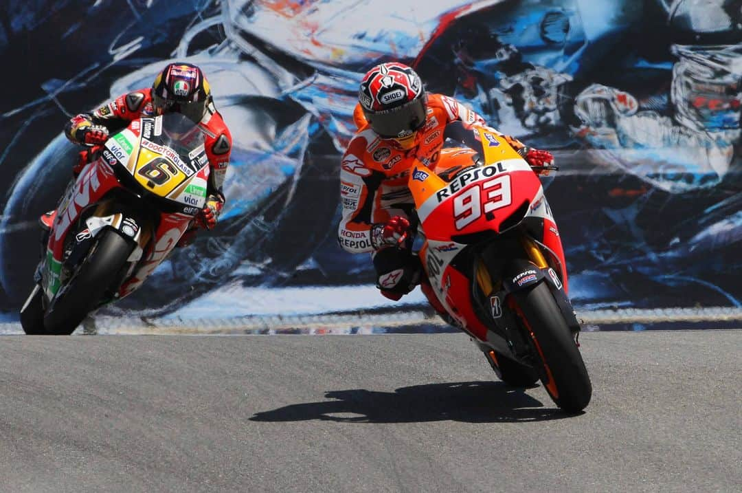 レプソル・ホンダさんのインスタグラム写真 - (レプソル・ホンダInstagram)「Win 03 🏆  That move tho 😱 @marcmarquez93 repeated a bit of history to win his first race in Laguna Seca, leading a Honda 1 - 2 with @stefanbradl6 following him home in second. The smile said it all 😃  #LookingBackOnMM93 🐜」11月29日 18時38分 - hrc_motogp