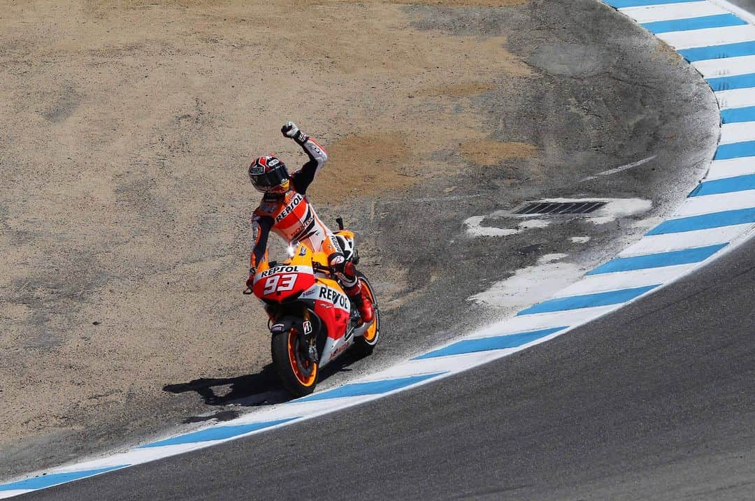 レプソル・ホンダさんのインスタグラム写真 - (レプソル・ホンダInstagram)「Win 03 🏆  That move tho 😱 @marcmarquez93 repeated a bit of history to win his first race in Laguna Seca, leading a Honda 1 - 2 with @stefanbradl6 following him home in second. The smile said it all 😃  #LookingBackOnMM93 🐜」11月29日 18時38分 - hrc_motogp