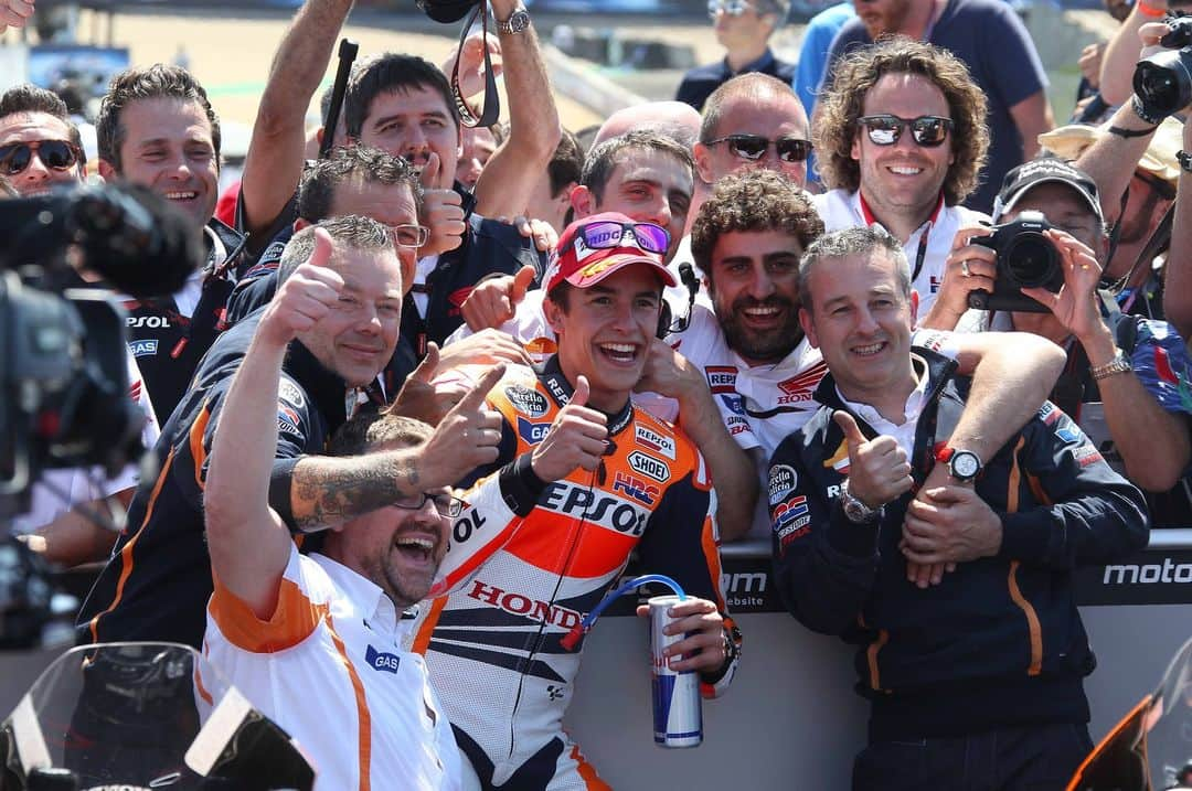 レプソル・ホンダさんのインスタグラム写真 - (レプソル・ホンダInstagram)「Win 03 🏆  That move tho 😱 @marcmarquez93 repeated a bit of history to win his first race in Laguna Seca, leading a Honda 1 - 2 with @stefanbradl6 following him home in second. The smile said it all 😃  #LookingBackOnMM93 🐜」11月29日 18時38分 - hrc_motogp