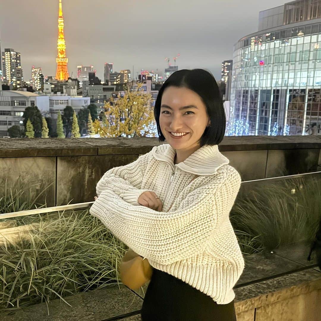 浅見姫香のインスタグラム：「Did you know that if you and your lover watch the moment of lights go out at Tokyo Tower, you two will be happy forever?  東京タワーが消灯する瞬間を恋人と一緒に見ると、永遠に幸せになれるらしい。」