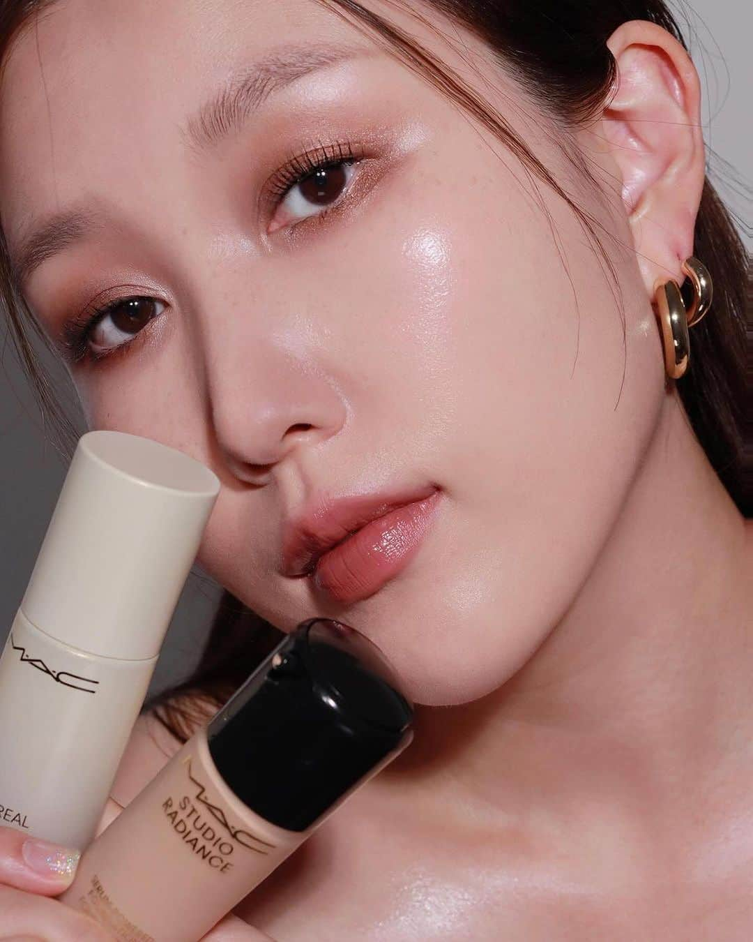 M·A·C Cosmetics Hong Kongさんのインスタグラム写真 - (M·A·C Cosmetics Hong KongInstagram)「公開秋冬養膚底妝嘅秘密㊙️ 2步即塑出由內而外散發光芒嘅水潤光澤肌💫 1️⃣#貼妝花瓣精華* - 4大原生活膚精萃成分，重塑膚質、強化肌膚屏障，肌膚即時滲出原生光芒 2️⃣#追光粉底 - 蘊含33大養膚精華，肌膚尤如披上一層輕透追光衣，瞬間隱沒瑕疵，自帶飽滿光澤感！   🤍皮膚防禦力提升達+71% * （*在25位顧客首次使用 #貼妝花瓣精華 後進行臨床測試）  📣【最後一天】M‧A‧C BLACK FRIDAY 購物驚喜🖤  ⚡️【門市獨享*】全店任選所有妝品 買3️⃣享4️⃣ (贈送產品為最低價格產品)！ ⚡️【官網限定*】全店任選2件妝品，即享7折；購物滿$1,080，更額外獲贈 170粉底掃 (價值: $390)！ 立即把握機會，入手心水妝品迎接節日派對！   *優惠受條款及細則約束。  Product featured: Hyper Real Skin Balancing Hydrating Serum 清透煥顏修護精華 - HK495/30ml, HK$320/15ml Studio Radiance Serum-powered Foundation 亮肌輕透精華粉底 - HK$410 #MAC專業訂製 #MAC貼身妝藝 #MACStudioRadiance  #MACSkinArtistry #MACHyperReal #MACHongKong #Regram from @b_bangg_  Unveil the secret of dewy-glowy skin!🙌🏻 See how @b_bangg_ achieves her lit-from-within complexion in 2 simple steps this winter:  1️⃣Retexturise, hydrate and strengthen your skin barrier with Hyper Real Skin Balancing Hydrating Serum*, thanks to its Pro-4 Power Infusion Matrix™️ formula 2️⃣Powered with 33 skin-loving skincare ingredients, the Studio Radiance Serum-powered Foundation delivers skin with a more hydrated and healthier-looking with all-day radiance.   🤍+71% strengthened skin barrier* (*Clinical testing on 25 panelists after one use.)  📣【LAST CALL】M‧A‧C Black Friday Limited Offers🖤 ⚡️[22-29/11 In-stores Exclusive*] Buy 3 Get 4, the lowest-priced product will be FREE! ⚡️[21-29/11 Online Exclusive*] Shop any 2 products and get 30% OFF; received an extra 170 Foundation Brush for FREE (Value: $390) upon $1,080 purchase. Shop with the best offers and get all you need from M‧A‧C!  *Terms and conditions apply.」11月29日 18時40分 - maccosmeticshk