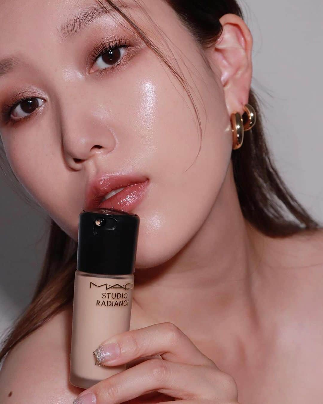 M·A·C Cosmetics Hong Kongさんのインスタグラム写真 - (M·A·C Cosmetics Hong KongInstagram)「公開秋冬養膚底妝嘅秘密㊙️ 2步即塑出由內而外散發光芒嘅水潤光澤肌💫 1️⃣#貼妝花瓣精華* - 4大原生活膚精萃成分，重塑膚質、強化肌膚屏障，肌膚即時滲出原生光芒 2️⃣#追光粉底 - 蘊含33大養膚精華，肌膚尤如披上一層輕透追光衣，瞬間隱沒瑕疵，自帶飽滿光澤感！   🤍皮膚防禦力提升達+71% * （*在25位顧客首次使用 #貼妝花瓣精華 後進行臨床測試）  📣【最後一天】M‧A‧C BLACK FRIDAY 購物驚喜🖤  ⚡️【門市獨享*】全店任選所有妝品 買3️⃣享4️⃣ (贈送產品為最低價格產品)！ ⚡️【官網限定*】全店任選2件妝品，即享7折；購物滿$1,080，更額外獲贈 170粉底掃 (價值: $390)！ 立即把握機會，入手心水妝品迎接節日派對！   *優惠受條款及細則約束。  Product featured: Hyper Real Skin Balancing Hydrating Serum 清透煥顏修護精華 - HK495/30ml, HK$320/15ml Studio Radiance Serum-powered Foundation 亮肌輕透精華粉底 - HK$410 #MAC專業訂製 #MAC貼身妝藝 #MACStudioRadiance  #MACSkinArtistry #MACHyperReal #MACHongKong #Regram from @b_bangg_  Unveil the secret of dewy-glowy skin!🙌🏻 See how @b_bangg_ achieves her lit-from-within complexion in 2 simple steps this winter:  1️⃣Retexturise, hydrate and strengthen your skin barrier with Hyper Real Skin Balancing Hydrating Serum*, thanks to its Pro-4 Power Infusion Matrix™️ formula 2️⃣Powered with 33 skin-loving skincare ingredients, the Studio Radiance Serum-powered Foundation delivers skin with a more hydrated and healthier-looking with all-day radiance.   🤍+71% strengthened skin barrier* (*Clinical testing on 25 panelists after one use.)  📣【LAST CALL】M‧A‧C Black Friday Limited Offers🖤 ⚡️[22-29/11 In-stores Exclusive*] Buy 3 Get 4, the lowest-priced product will be FREE! ⚡️[21-29/11 Online Exclusive*] Shop any 2 products and get 30% OFF; received an extra 170 Foundation Brush for FREE (Value: $390) upon $1,080 purchase. Shop with the best offers and get all you need from M‧A‧C!  *Terms and conditions apply.」11月29日 18時40分 - maccosmeticshk