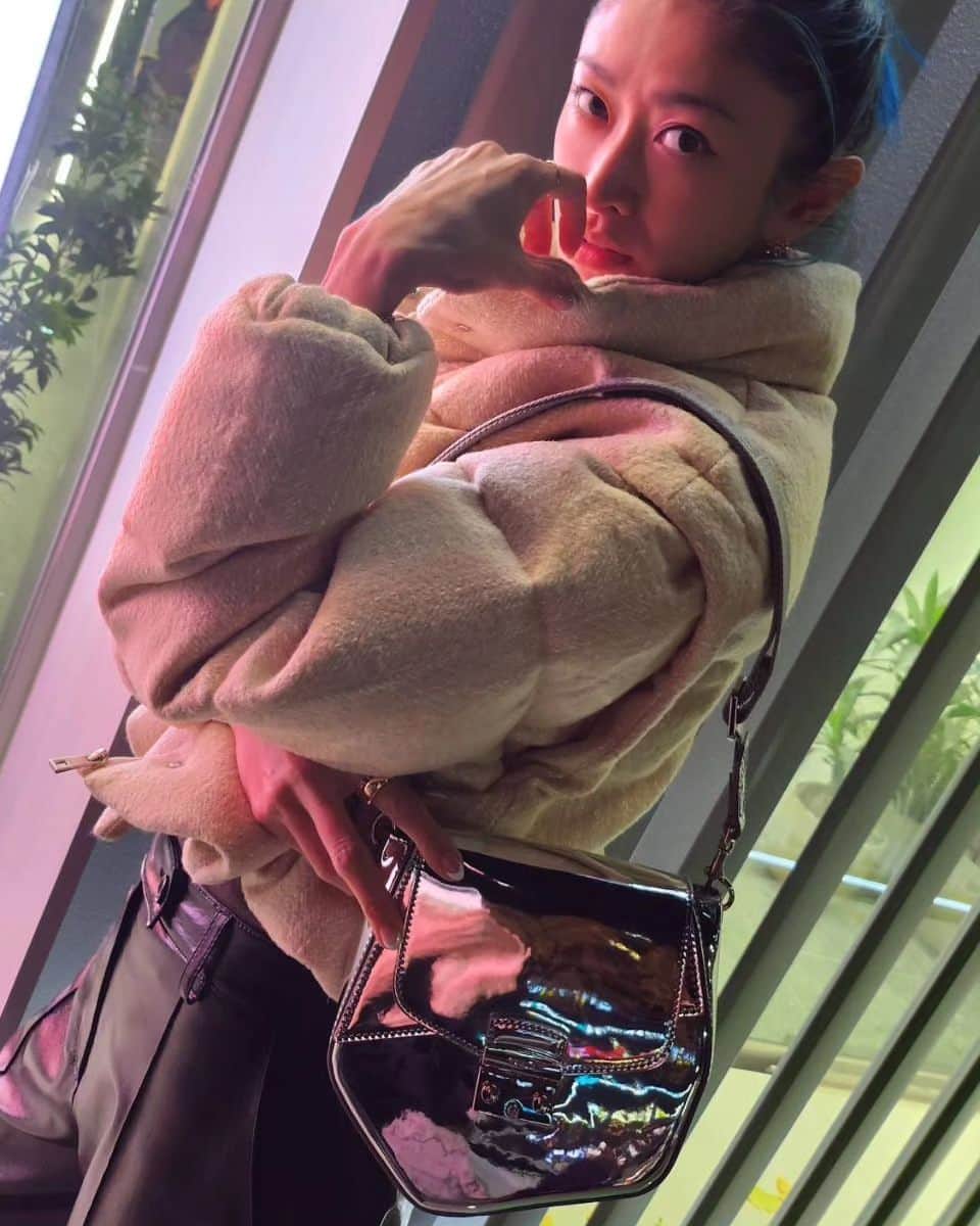 山田優さんのインスタグラム写真 - (山田優Instagram)「ホリデーシーズンに ぴったりな @furla の メタリックレザーと変形フォルムが目を惹く METROPOLIS PRISMA MINI CROSSBODY♡  12/2 : 銀座店 12/10 : 阪急うめだ本店1階プロモーションスペース12 では、 カリグラファーによる ホリデー限定オリジナルレザータグへの イニシャルペイントサービスも✨  #ItalybyFurla #FurlaCruise24 #PR」11月29日 18時51分 - yu_yamada_