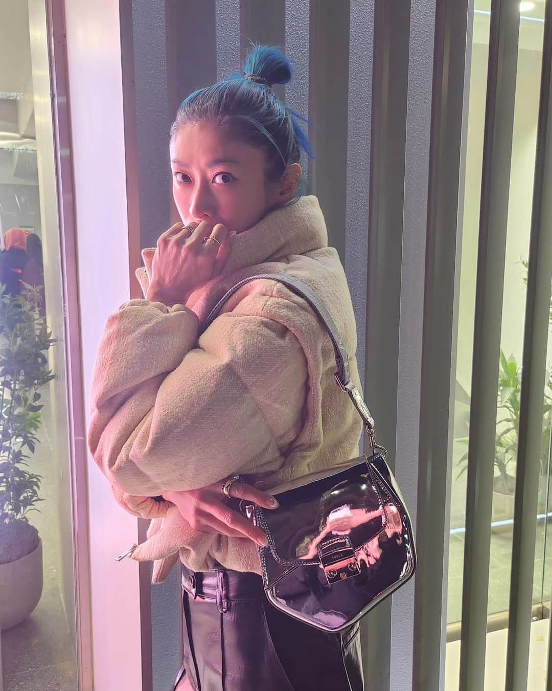 山田優さんのインスタグラム写真 - (山田優Instagram)「ホリデーシーズンに ぴったりな @furla の メタリックレザーと変形フォルムが目を惹く METROPOLIS PRISMA MINI CROSSBODY♡  12/2 : 銀座店 12/10 : 阪急うめだ本店1階プロモーションスペース12 では、 カリグラファーによる ホリデー限定オリジナルレザータグへの イニシャルペイントサービスも✨  #ItalybyFurla #FurlaCruise24 #PR」11月29日 18時51分 - yu_yamada_