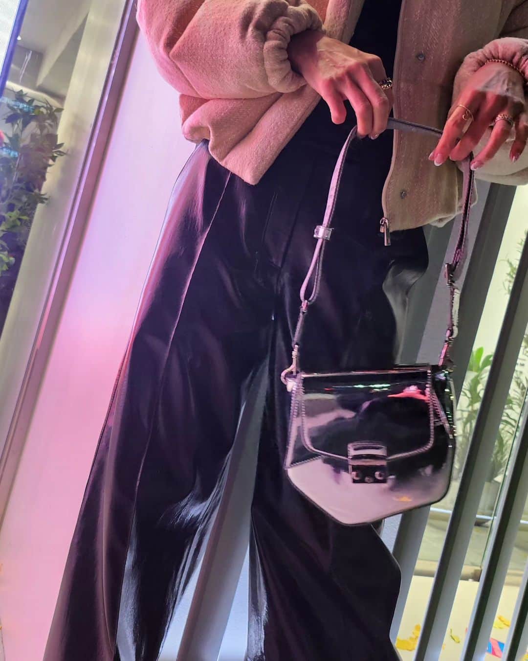 山田優さんのインスタグラム写真 - (山田優Instagram)「ホリデーシーズンに ぴったりな @furla の メタリックレザーと変形フォルムが目を惹く METROPOLIS PRISMA MINI CROSSBODY♡  12/2 : 銀座店 12/10 : 阪急うめだ本店1階プロモーションスペース12 では、 カリグラファーによる ホリデー限定オリジナルレザータグへの イニシャルペイントサービスも✨  #ItalybyFurla #FurlaCruise24 #PR」11月29日 18時51分 - yu_yamada_