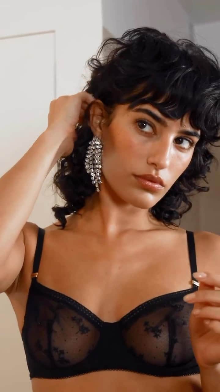プリンセスタムタムのインスタグラム：「EN ATTENDANT MINUIT ✨  Se préparer à la fête, chez Princesse tam tam, c’est déjà faire la fête !   Seule ou à plusieurs, l’excitation monte et les essayages volent à travers la pièce. Un esprit audacieux, déterminé à s’amuser, qui esquisse les formes de la soirée à venir.   Sa reine ? Vous, fascinante, enchanteresse, parée de la lingerie Hypnose au nom judicieusement trouvé.   Dessous, dessus : menez le jeu, la soirée est à vous...  #princessetamtam #tamtamgirl #enattendantminuit」