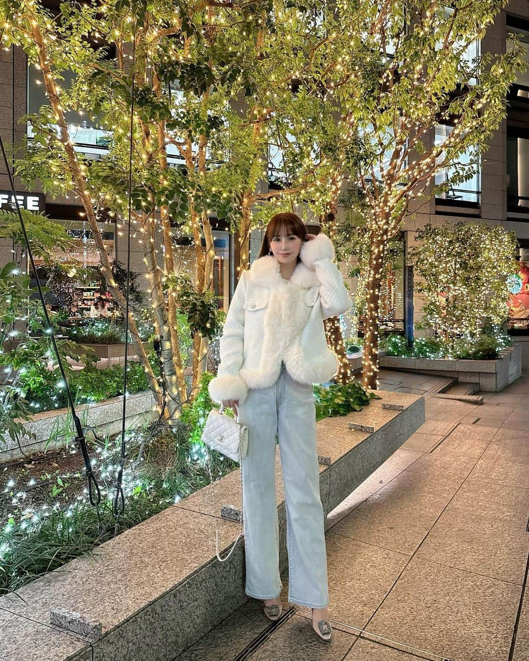 桃華絵里さんのインスタグラム写真 - (桃華絵里Instagram)「winter outfit🤍🪽  天使級に可愛いモコアズ ファーツイードアウター👼🏻 本日 20:00から 発売START！  他 新作＆再入荷 全5型発売です♡  今日は ストレートhair👩🏻‍🦰✌︎  #ootd #mocoas #アウター #hairstylist」11月29日 18時44分 - _momoka828_