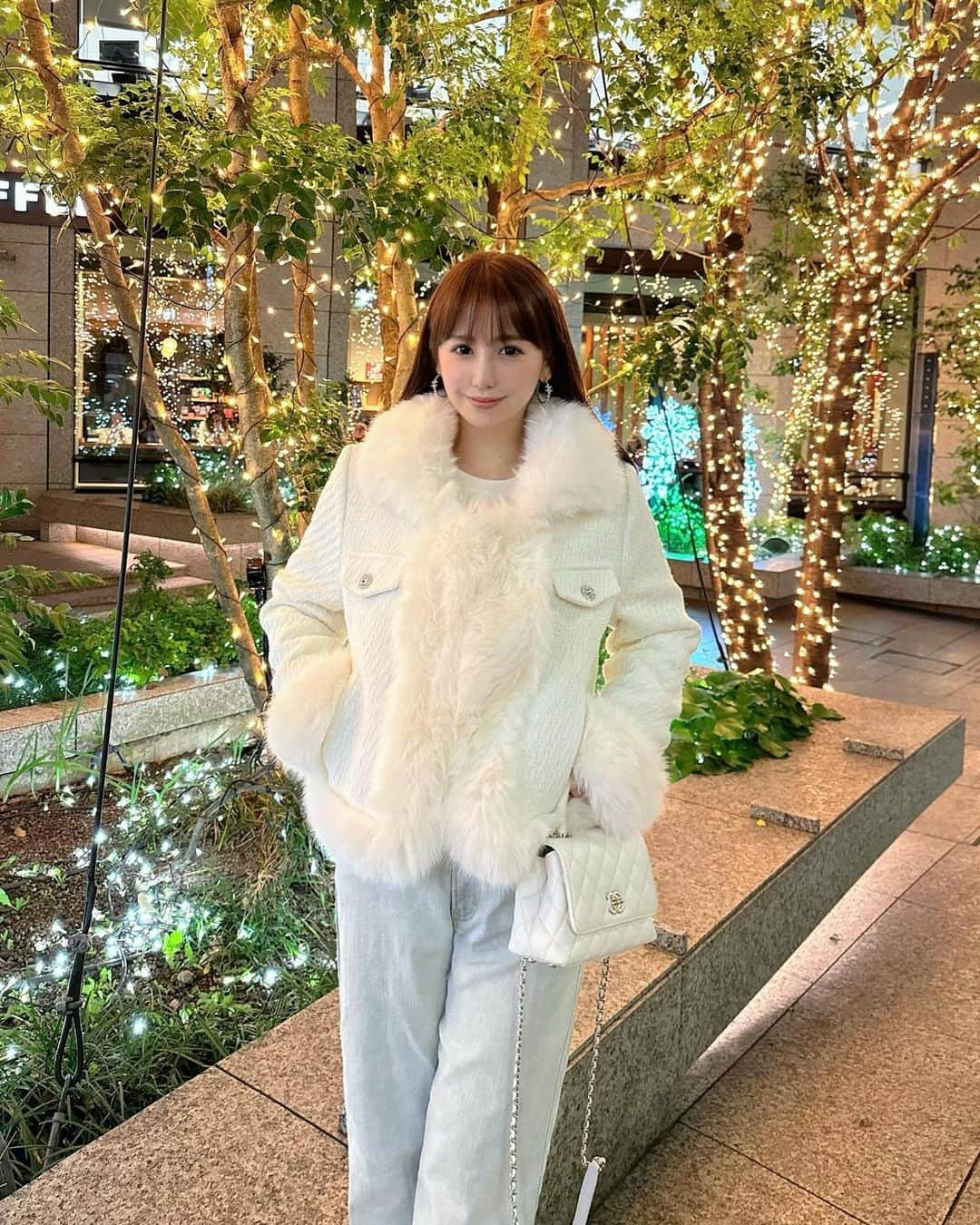 桃華絵里さんのインスタグラム写真 - (桃華絵里Instagram)「winter outfit🤍🪽  天使級に可愛いモコアズ ファーツイードアウター👼🏻 本日 20:00から 発売START！  他 新作＆再入荷 全5型発売です♡  今日は ストレートhair👩🏻‍🦰✌︎  #ootd #mocoas #アウター #hairstylist」11月29日 18時44分 - _momoka828_