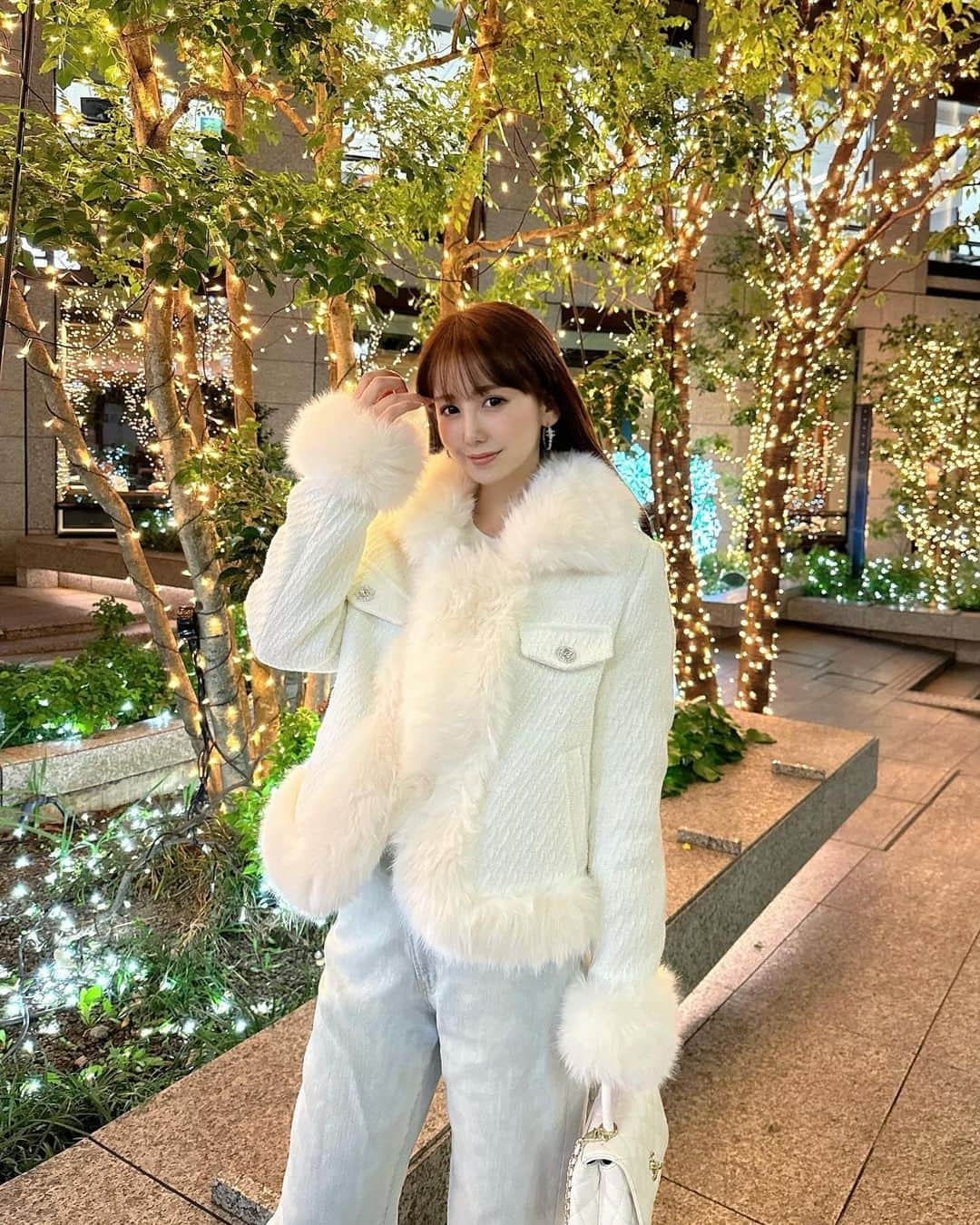 桃華絵里のインスタグラム：「winter outfit🤍🪽  天使級に可愛いモコアズ ファーツイードアウター👼🏻 本日 20:00から 発売START！  他 新作＆再入荷 全5型発売です♡  今日は ストレートhair👩🏻‍🦰✌︎  #ootd #mocoas #アウター #hairstylist」