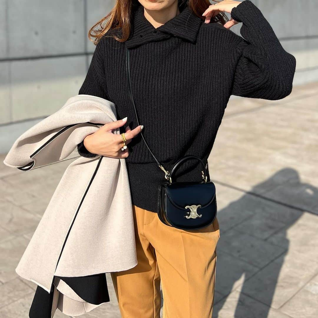 mario_dozonoさんのインスタグラム写真 - (mario_dozonoInstagram)「#PR #styledoor 🖤🧡 black × orange brown…✔️ * 首元のパール釦、見えるかな〜？✨ @styledoor_official のハイネックニット、ネックをパール釦で留めるタイプで、開けると襟付きのニットになるの😍 * パールアイテムがお得意のエマテイラーだけど、この子の可愛さにはやられた〜😩💕 * オンラインで見たけど、パールを後ろにして前後逆でも着れるみたい。アップスタイルの時とかいいよね👱‍♀️ * パンツはもう何年もはいてるGUの。 モノトーンコーデの差し色に便利で気に入ってる🧡 * * * knit… @styledoor_official  (パール釦2wayネックニットプルオーバー EM232360166) pants… #gu  bag… #celine shoes… #chanel * * * #emmataylor #エマテイラー #ミリタリーコート #ゆるニット #ゆるコーデ #ニットコーデ #ニットコーディネート #ハイネックニット #セリーヌバッグ #セリーヌブザス #セリーヌトリオンフ #ストレッチテーパードパンツ #ジーユーコーデ #guコーデ #gu購入品 #ジユジョ #大人シンプルコーデ #ジーユーマニア #30代コーデ #40代コーデ #アラフォーママコーデ」11月29日 18時45分 - mario_dozono