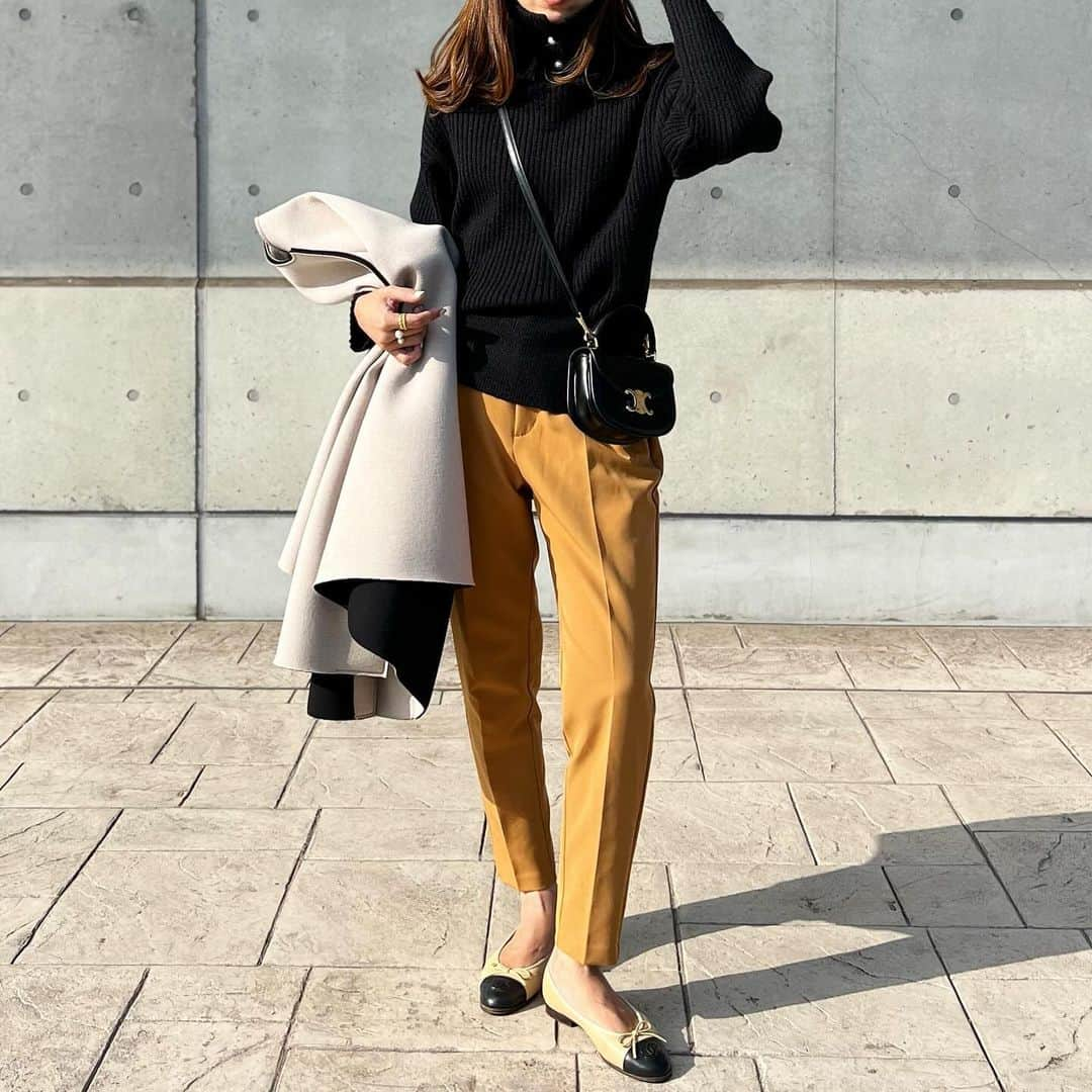 mario_dozonoさんのインスタグラム写真 - (mario_dozonoInstagram)「#PR #styledoor 🖤🧡 black × orange brown…✔️ * 首元のパール釦、見えるかな〜？✨ @styledoor_official のハイネックニット、ネックをパール釦で留めるタイプで、開けると襟付きのニットになるの😍 * パールアイテムがお得意のエマテイラーだけど、この子の可愛さにはやられた〜😩💕 * オンラインで見たけど、パールを後ろにして前後逆でも着れるみたい。アップスタイルの時とかいいよね👱‍♀️ * パンツはもう何年もはいてるGUの。 モノトーンコーデの差し色に便利で気に入ってる🧡 * * * knit… @styledoor_official  (パール釦2wayネックニットプルオーバー EM232360166) pants… #gu  bag… #celine shoes… #chanel * * * #emmataylor #エマテイラー #ミリタリーコート #ゆるニット #ゆるコーデ #ニットコーデ #ニットコーディネート #ハイネックニット #セリーヌバッグ #セリーヌブザス #セリーヌトリオンフ #ストレッチテーパードパンツ #ジーユーコーデ #guコーデ #gu購入品 #ジユジョ #大人シンプルコーデ #ジーユーマニア #30代コーデ #40代コーデ #アラフォーママコーデ」11月29日 18時45分 - mario_dozono