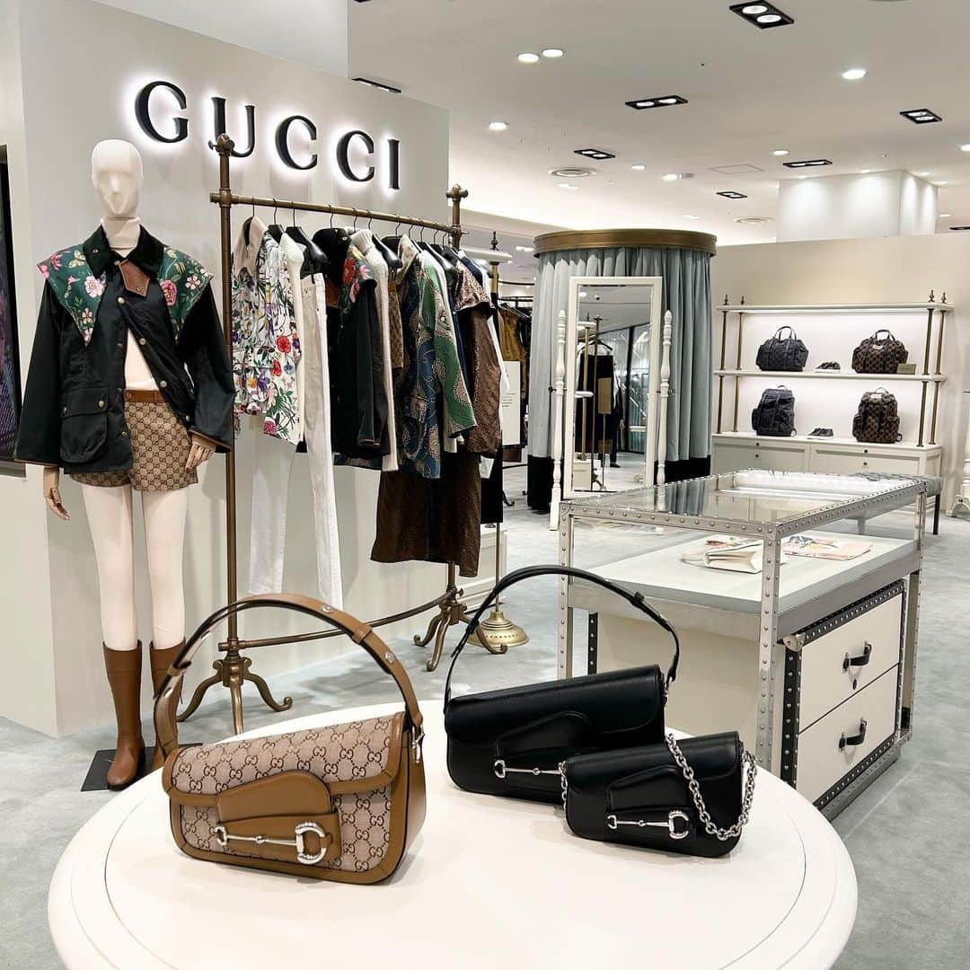 HANKYU.MODEさんのインスタグラム写真 - (HANKYU.MODEInstagram)「. GUCCI NEW ITEM RELEASE At 8F GREEN AGE   グッチの実験的なオンラインスペース Vaultのプロジェクト「Gucci Continuum」に、Barbour Re-Lovedが新たに仲間入りしました。   英国の田園地帯のライフスタイルに根ざした価値観のもとに1世紀を超える歴史を紡いできたBarbour（バブアー）は、 創業当時から耐久性に優れたワックスコットン ジャケットを作り続けてきたブランド。 そのこだわりは、製品を再生させることでさらに長く愛用できるよう修復するプロジェクト、Barbour Re-Lovedにも体現されています。   グッチのデッドストック ファブリックをリワックスしたジャケットと組み合わせたり、全く新しいアイテムに仕立てることで、 ともに100年以上の歴史を持つ2つのブランドに受け継がれてきた伝統を物語ります。   現在、阪急うめだ本店 8F グッチショップ限定で販売中です。   #gucci #グッチ #GucciVault #GucciContinuum #BarbourReLoved #hankyumode #hankyu #阪急百貨店 #阪急本店 #うめはん #ファッション #サステナブル #ウェア #バッグ」12月2日 12時00分 - hankyumode