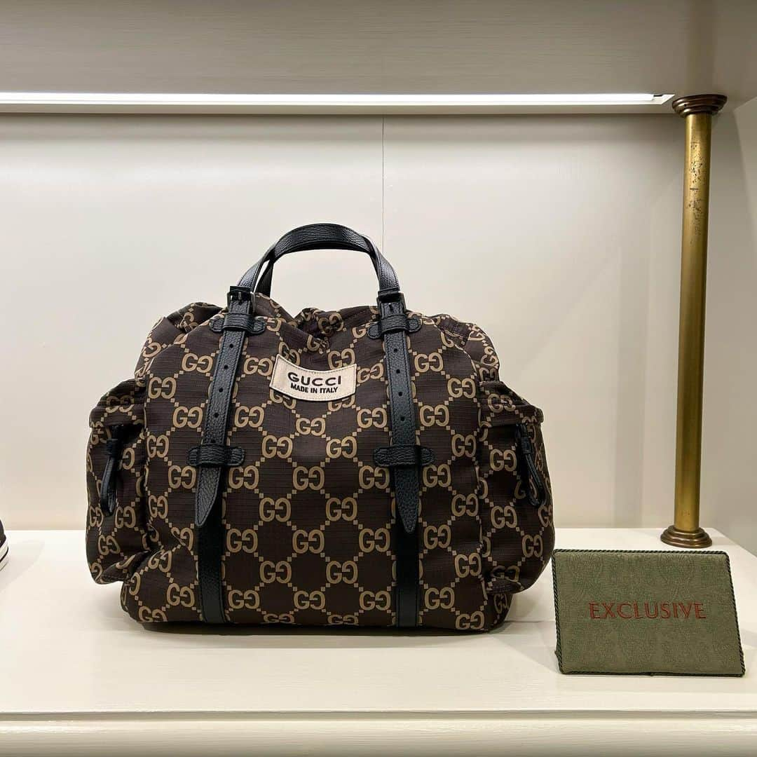 HANKYU.MODEさんのインスタグラム写真 - (HANKYU.MODEInstagram)「. GUCCI NEW ITEM RELEASE At 8F GREEN AGE   グッチの実験的なオンラインスペース Vaultのプロジェクト「Gucci Continuum」に、Barbour Re-Lovedが新たに仲間入りしました。   英国の田園地帯のライフスタイルに根ざした価値観のもとに1世紀を超える歴史を紡いできたBarbour（バブアー）は、 創業当時から耐久性に優れたワックスコットン ジャケットを作り続けてきたブランド。 そのこだわりは、製品を再生させることでさらに長く愛用できるよう修復するプロジェクト、Barbour Re-Lovedにも体現されています。   グッチのデッドストック ファブリックをリワックスしたジャケットと組み合わせたり、全く新しいアイテムに仕立てることで、 ともに100年以上の歴史を持つ2つのブランドに受け継がれてきた伝統を物語ります。   現在、阪急うめだ本店 8F グッチショップ限定で販売中です。   #gucci #グッチ #GucciVault #GucciContinuum #BarbourReLoved #hankyumode #hankyu #阪急百貨店 #阪急本店 #うめはん #ファッション #サステナブル #ウェア #バッグ」12月2日 12時00分 - hankyumode