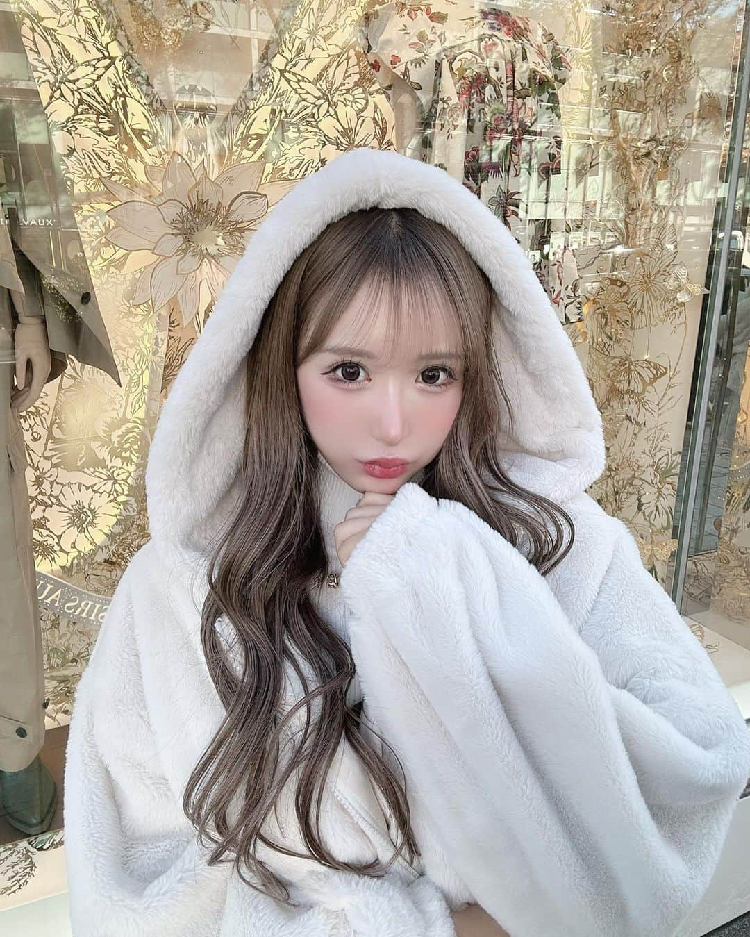 伊藤桃々さんのインスタグラム写真 - (伊藤桃々Instagram)「クリスマスネイル今年もかわいすぎるのよ⛄️🤍 気分も⛄️になりたくてホワイトコーデ🎄」11月29日 18時51分 - __peachstagram__