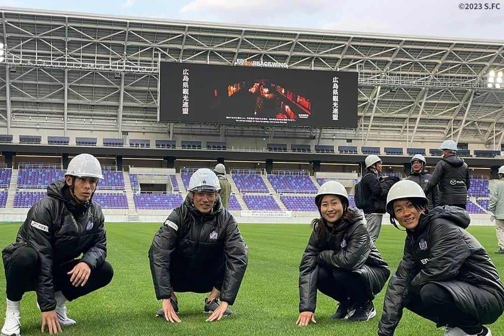 島袋奈美恵さんのインスタグラム写真 - (島袋奈美恵Instagram)「. 🏟#エディオンピースウイング広島🪽  本日11/29（水）、サンフレッチェ広島及びサンフレッチェ広島レジーナの選手・スタッフが、先日施工が完了した芝張り状況の確認の為、エディオンピースウイング広島を訪問しました。  sanfrecce.co.jp/news/stadiumpa…  #sanfrecce #佐々木翔 #荒木隼人 #サンフレッチェ広島レジーナ #近賀ゆかり #左山桃子」11月29日 18時47分 - sanfrecce.regina.official