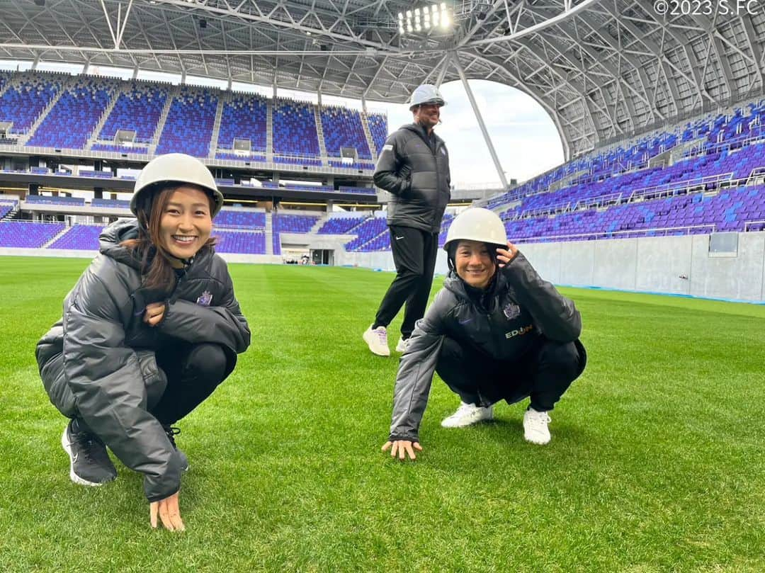 島袋奈美恵さんのインスタグラム写真 - (島袋奈美恵Instagram)「. 🏟#エディオンピースウイング広島🪽  本日11/29（水）、サンフレッチェ広島及びサンフレッチェ広島レジーナの選手・スタッフが、先日施工が完了した芝張り状況の確認の為、エディオンピースウイング広島を訪問しました。  sanfrecce.co.jp/news/stadiumpa…  #sanfrecce #佐々木翔 #荒木隼人 #サンフレッチェ広島レジーナ #近賀ゆかり #左山桃子」11月29日 18時47分 - sanfrecce.regina.official